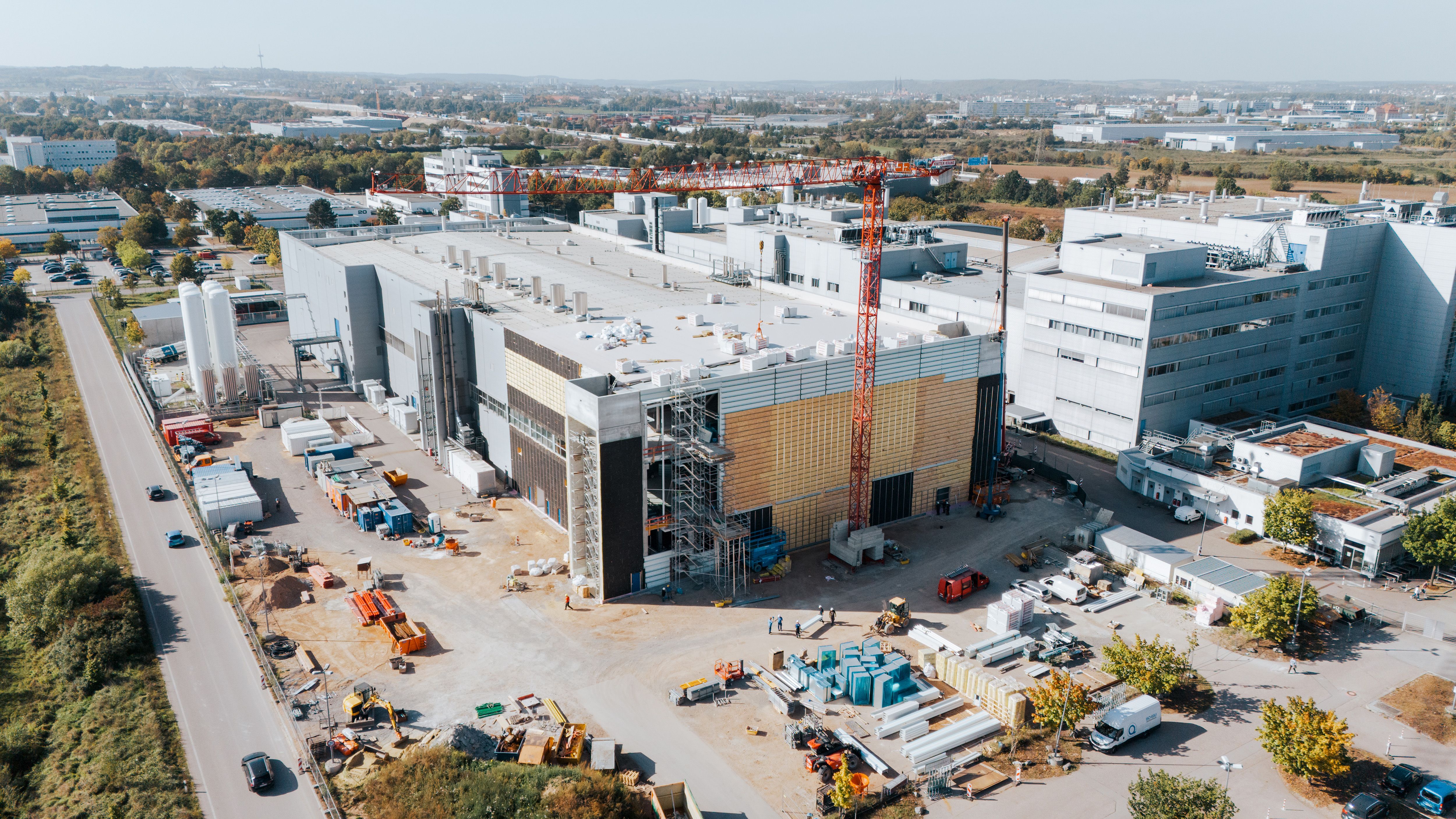 Drohnenaufnahme der Baustelle mit der Stadt Regensburg im Hintergrund