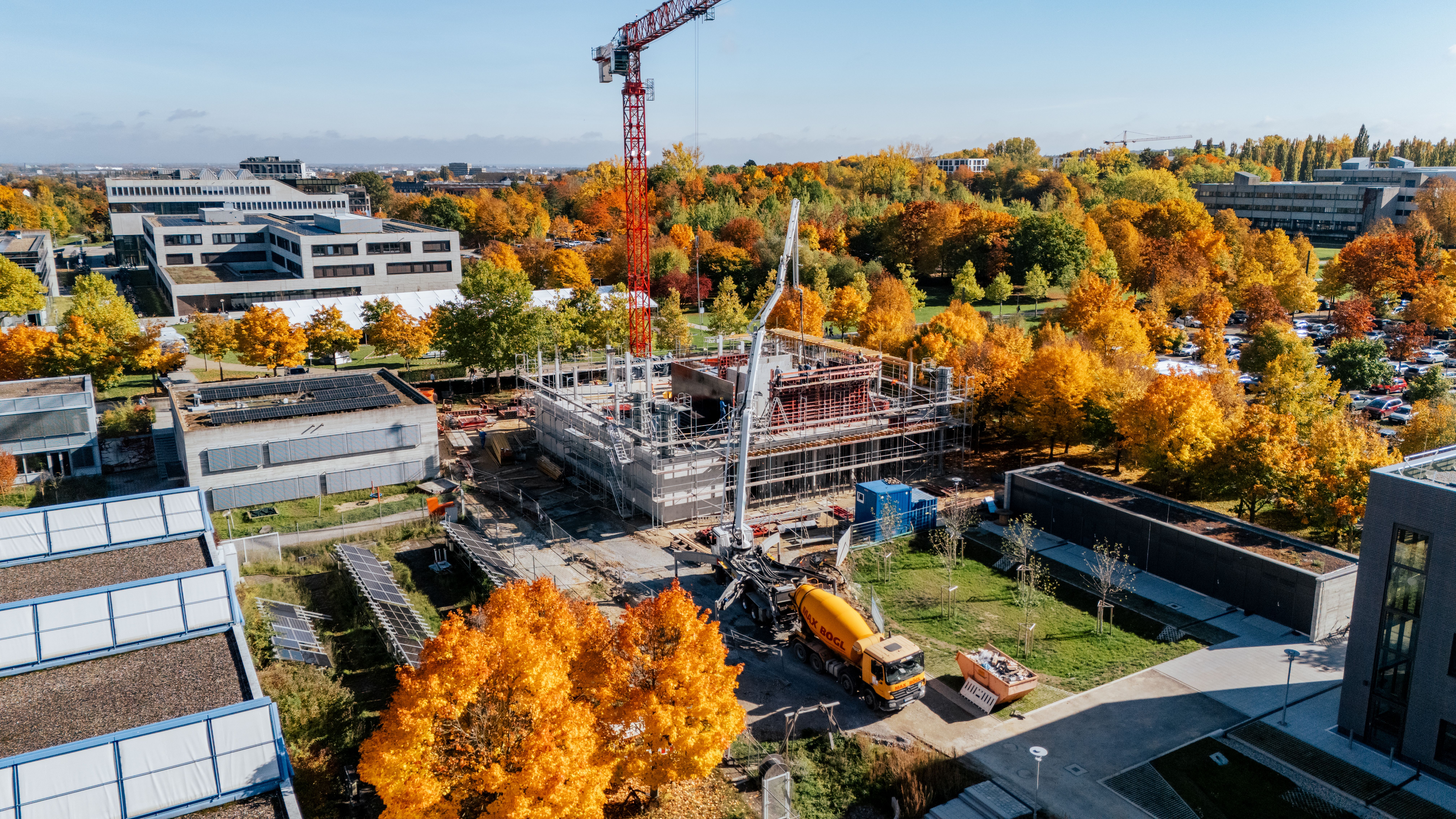 Luftaufnahme im Herbst vom Neubau des Johannes Kepler Building an der OTH Regensburg