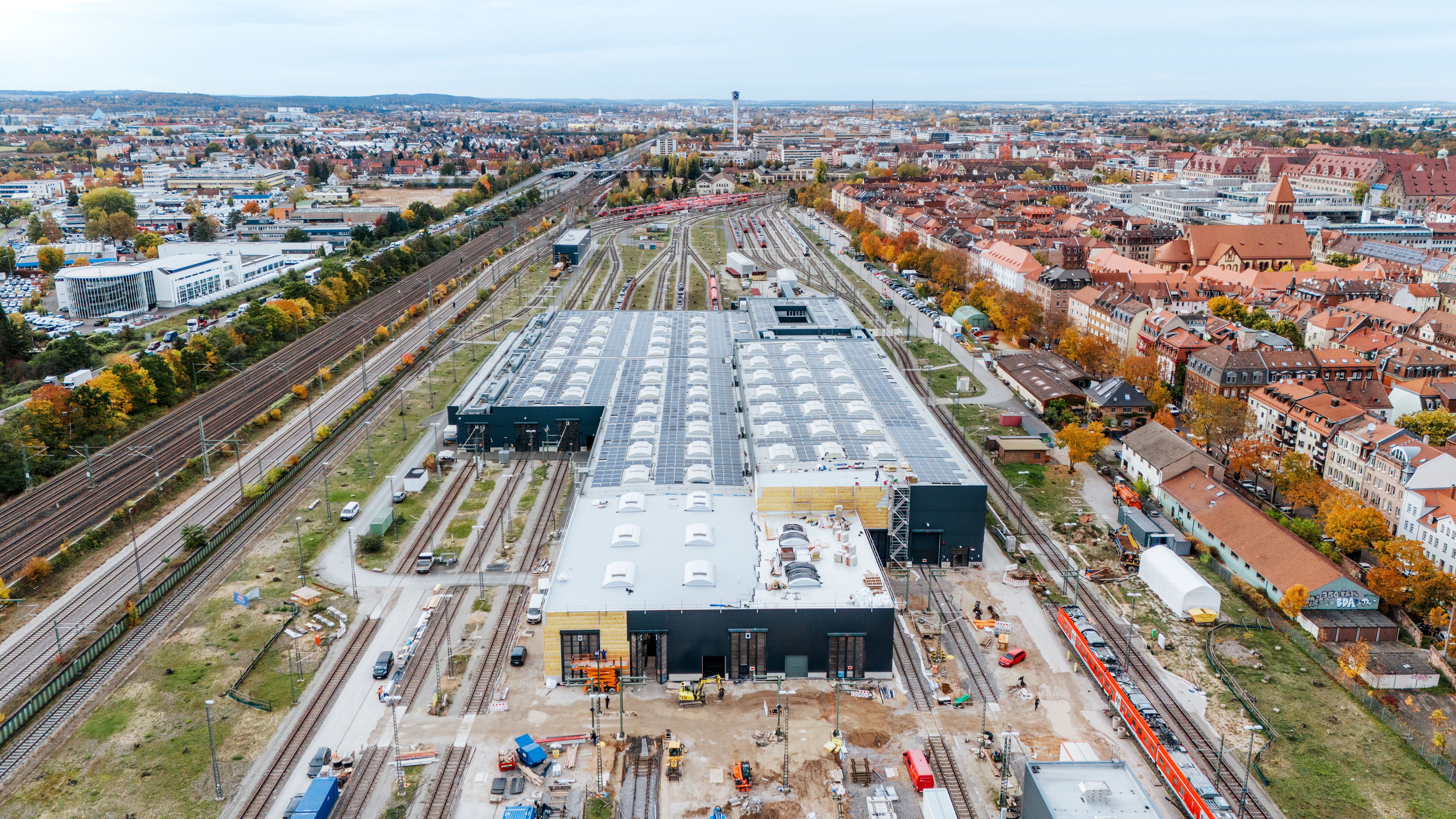 Das Werkstattgebäude der Deutschen Bahn in Nürnberg von oben