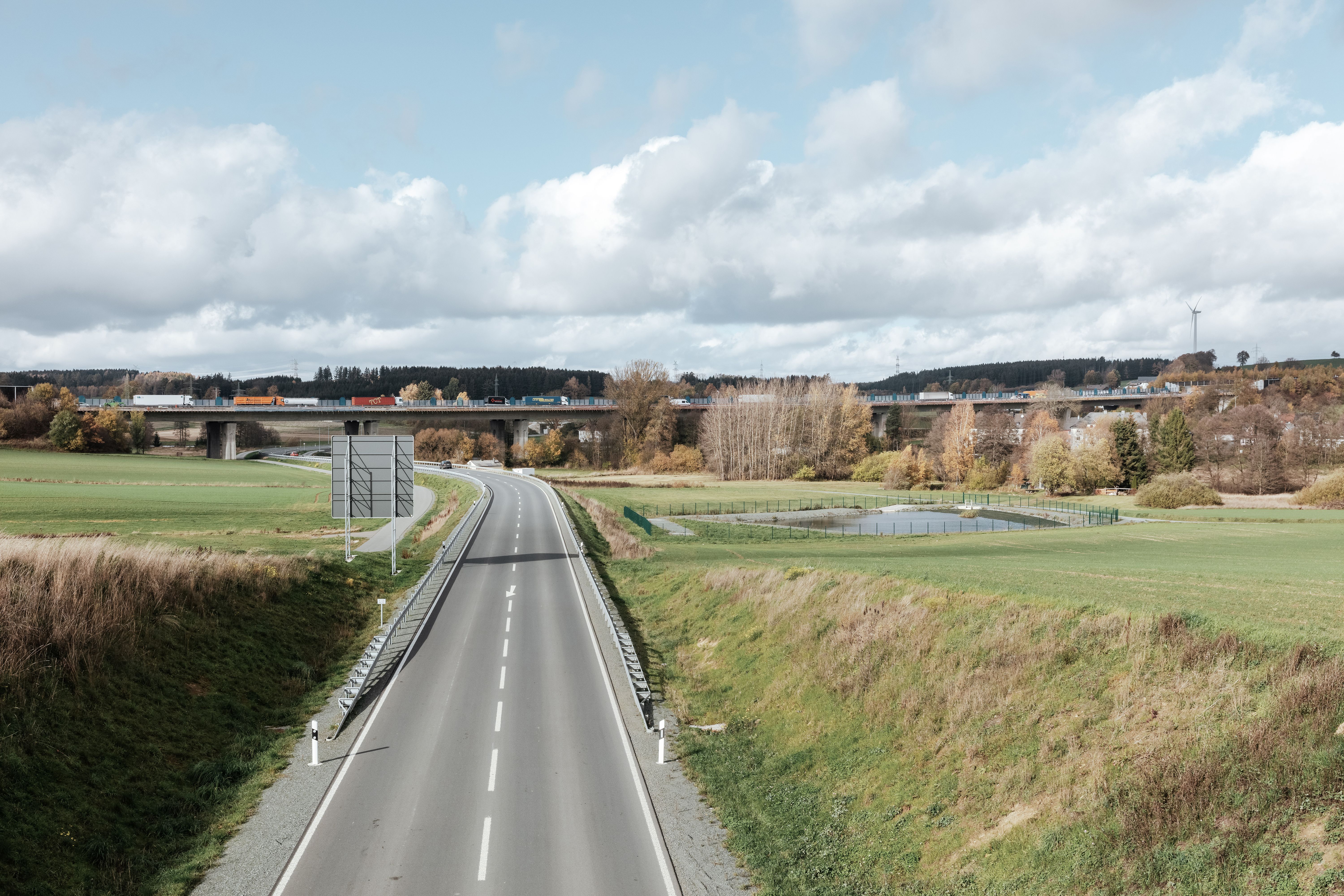 Bundesstraße, über die eine Autobahnbrücke verläuft