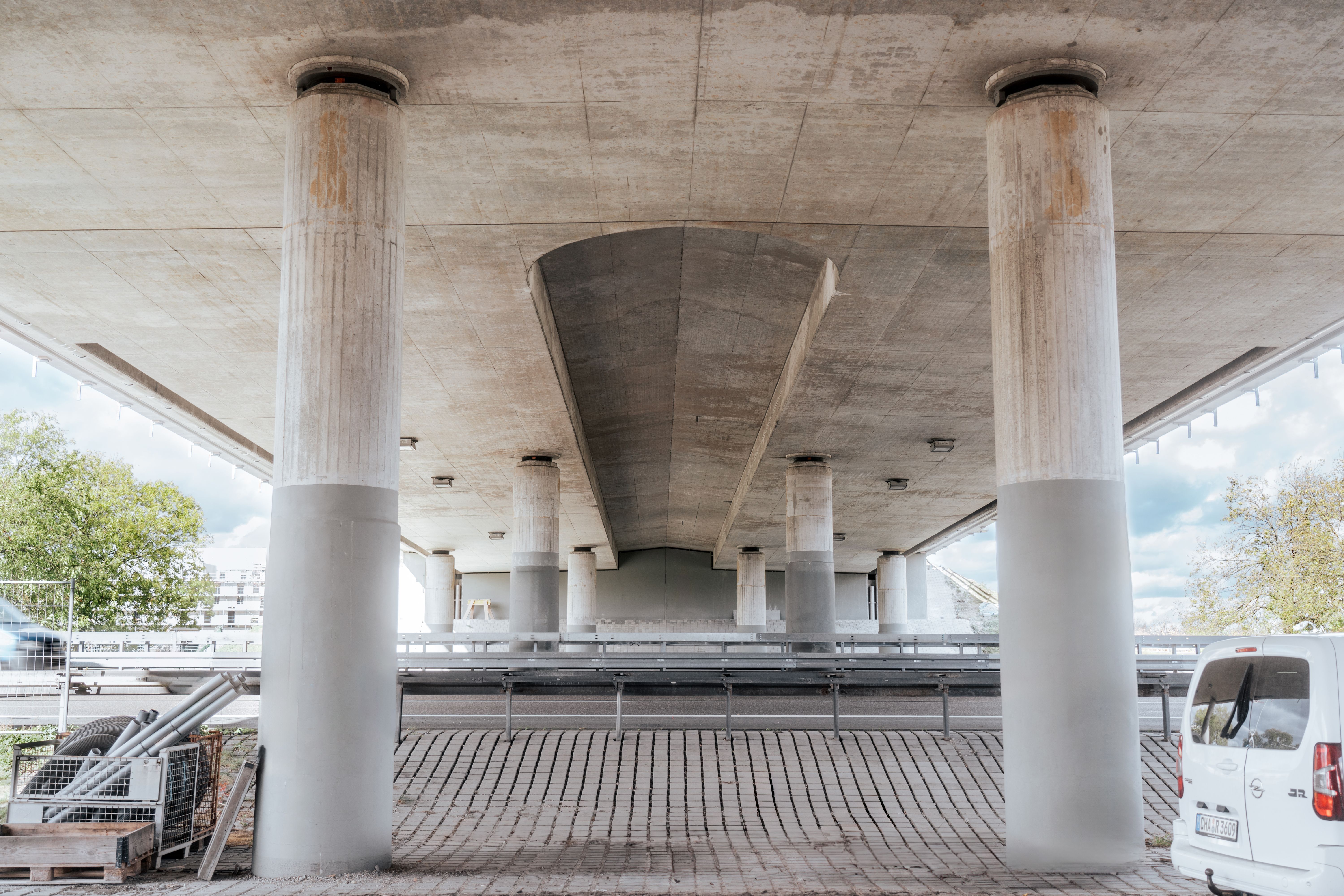 Sanierung der Straßenbrücke Knoten-West am Flughafen München: Straßenbrücke mit Brückenpfeilern von unten