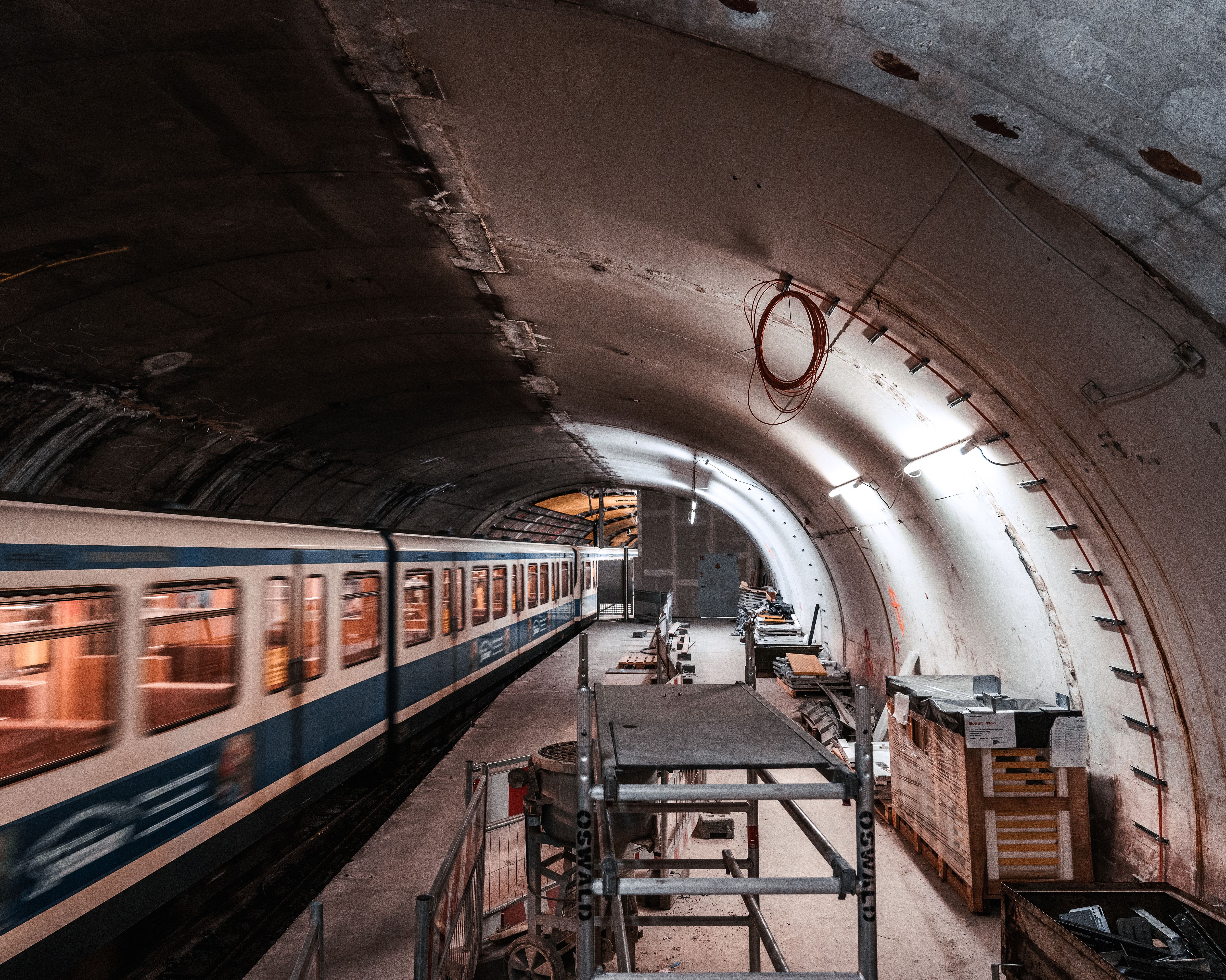 Baustelle an der U-Bahnstation Sendlinger Tor München: U-Bahn auf Durchfahrt