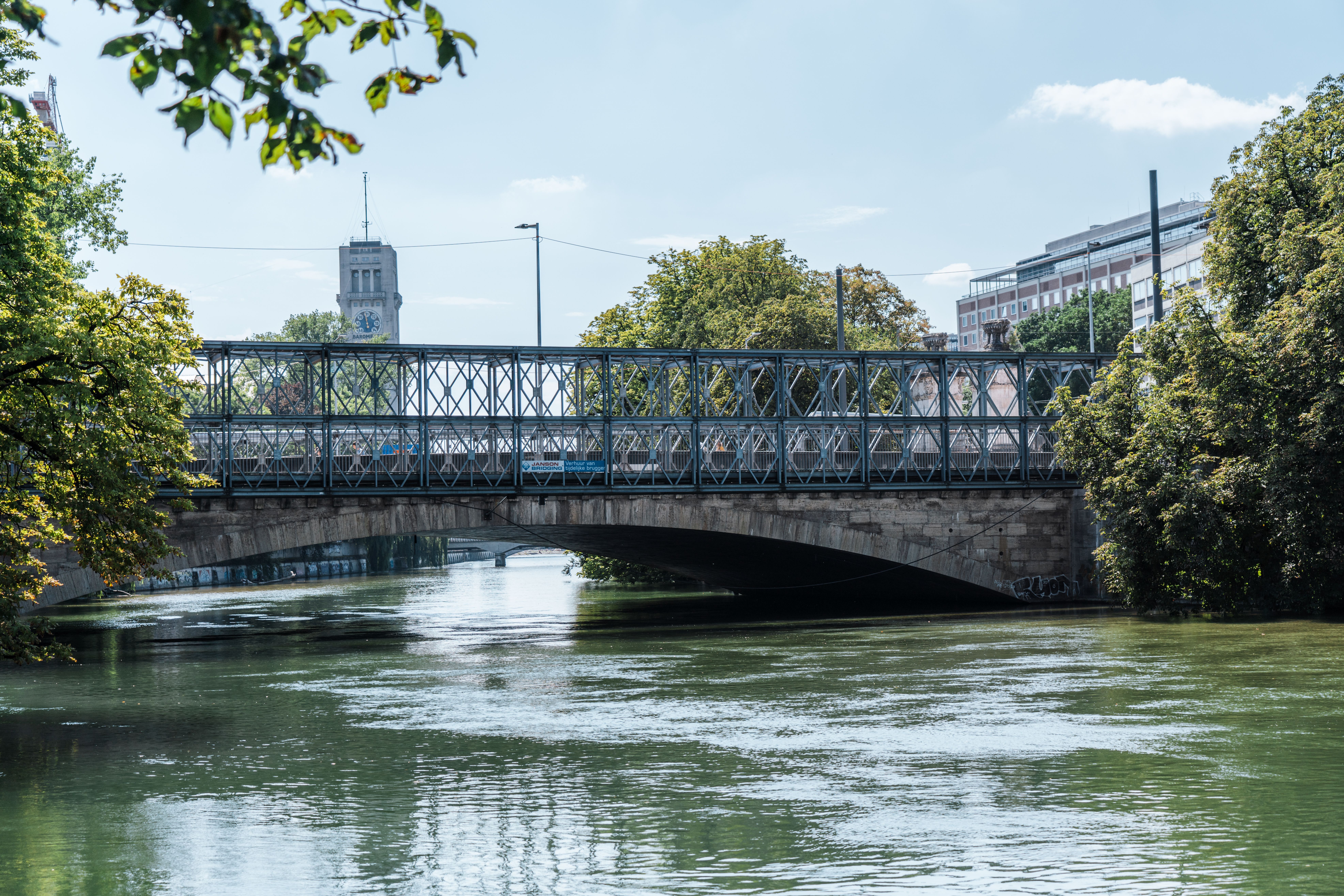 Spartenumverlegung an der Ludwigsbrücke in München: Brücke verläuft über die Isar