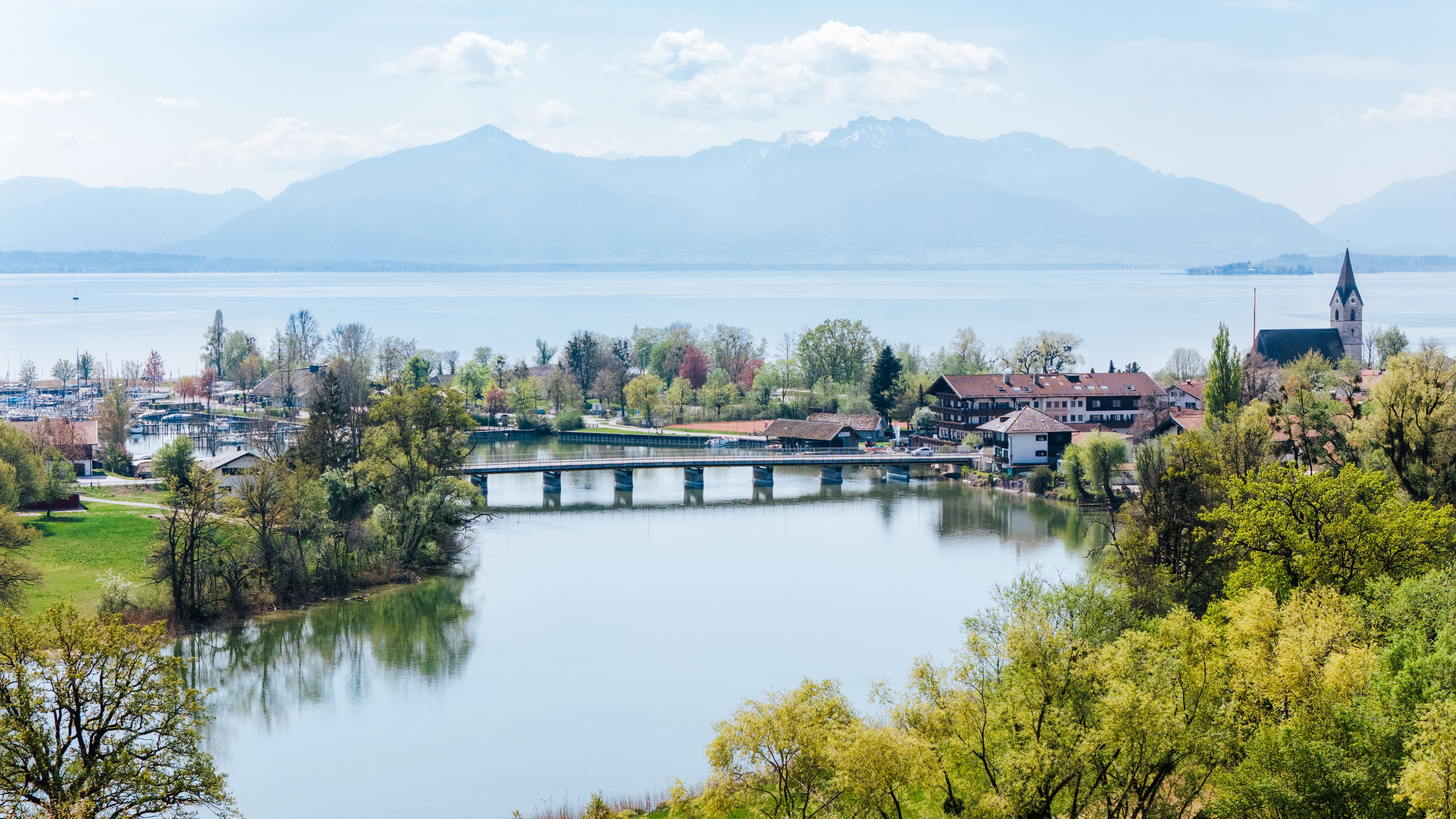 Luftaufnahme Seebruck mit Blick auf den Chiemsee und die Chiemgauer Alpen