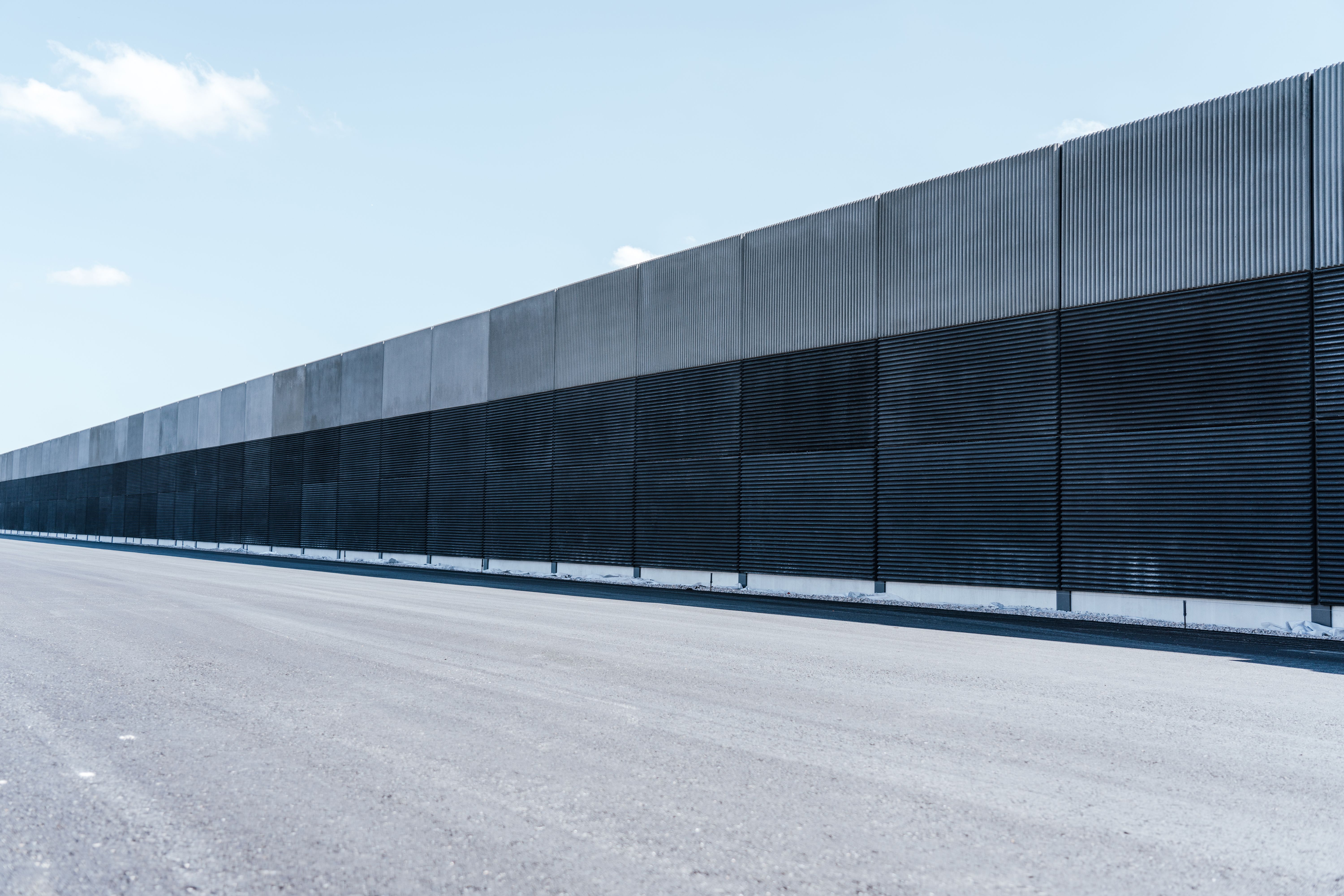 Fertige Lärmschutzwand aus Aluminium- und Betonelementen an der A3 Regensburg-Rosenhof