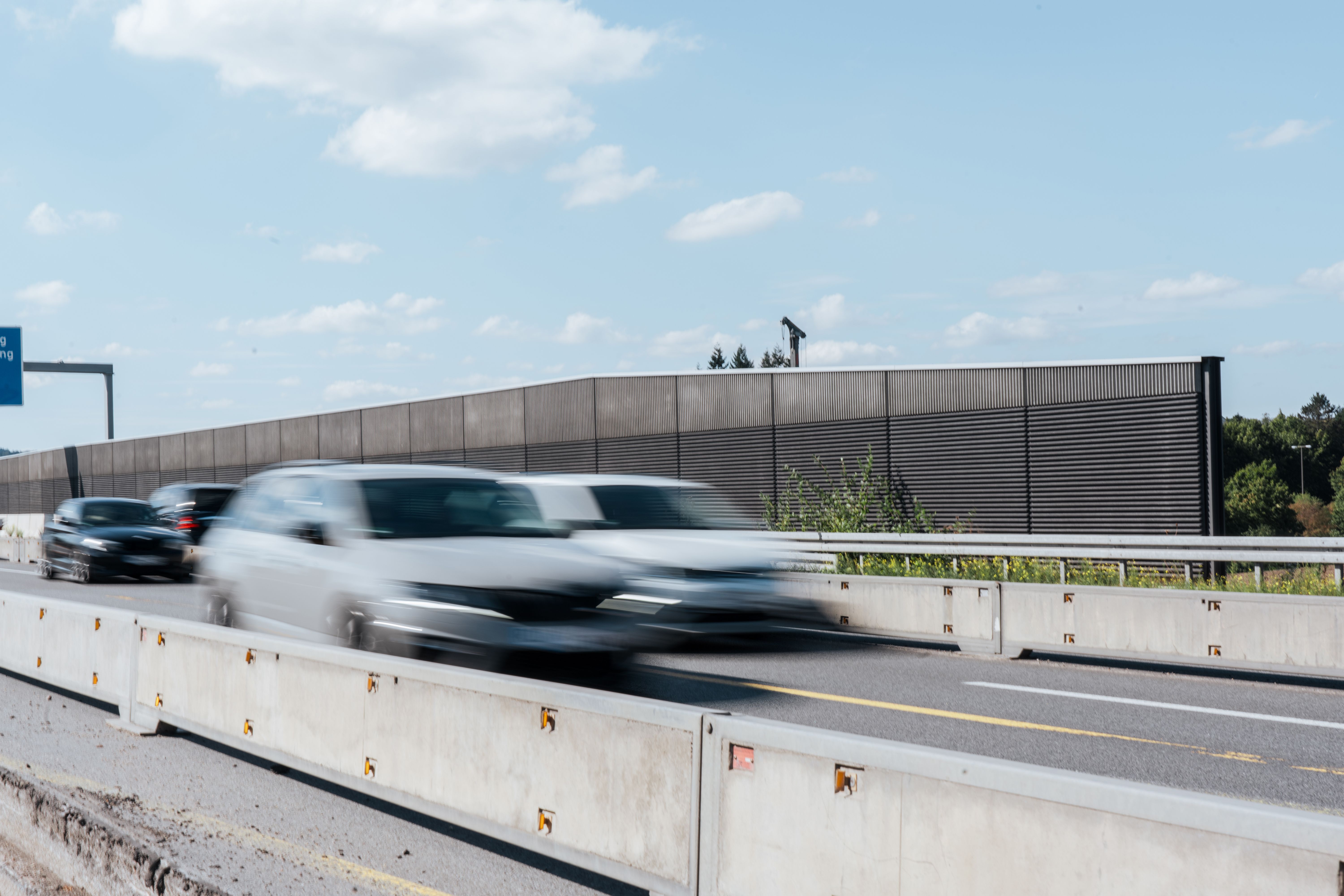 Verkehr auf der A3 Regensburg-Rosenhof, im Hintergrund Lärmschutzwand