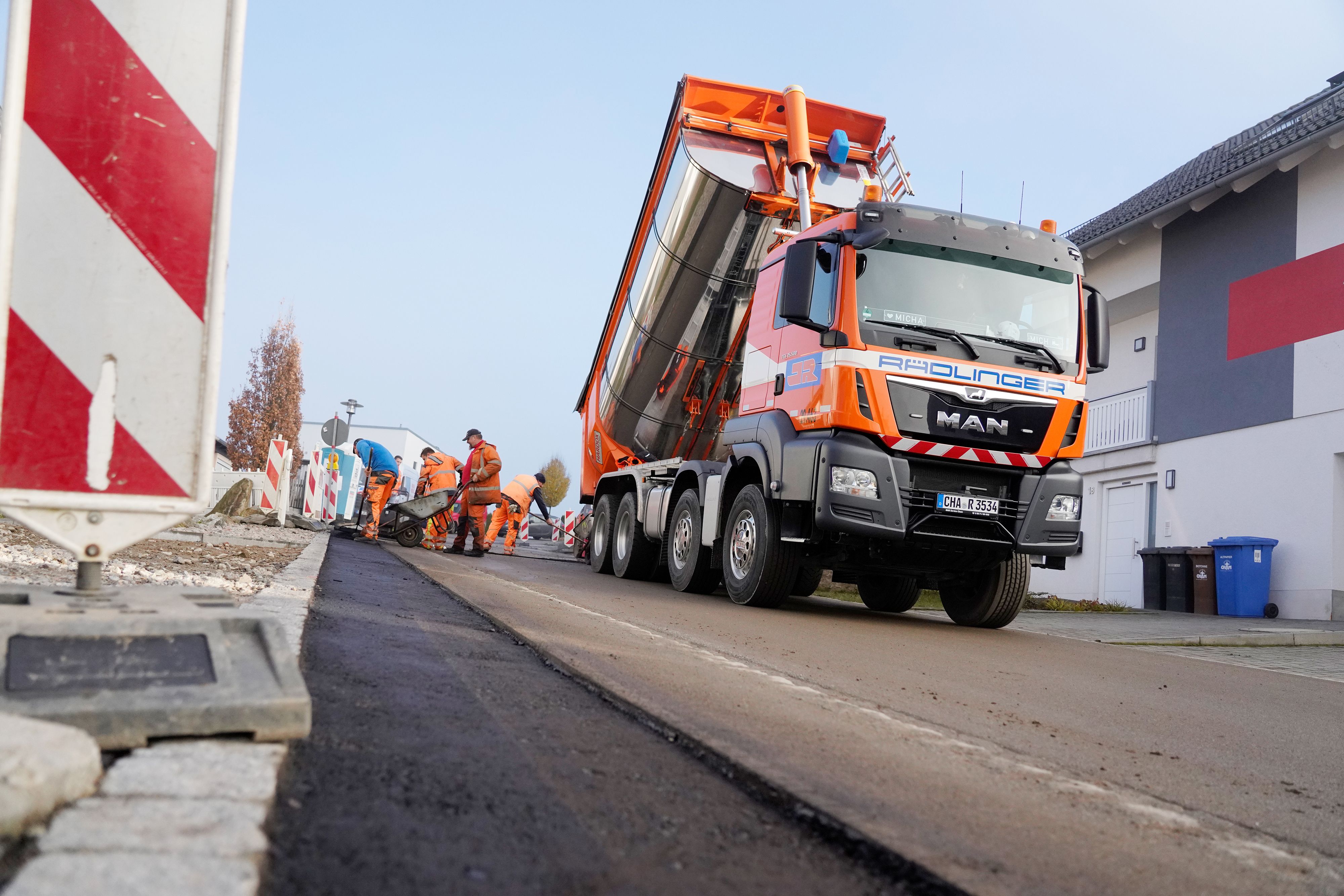 Glaserfaserausbau Landkreis Cham: Kolonne bei Asphaltierung