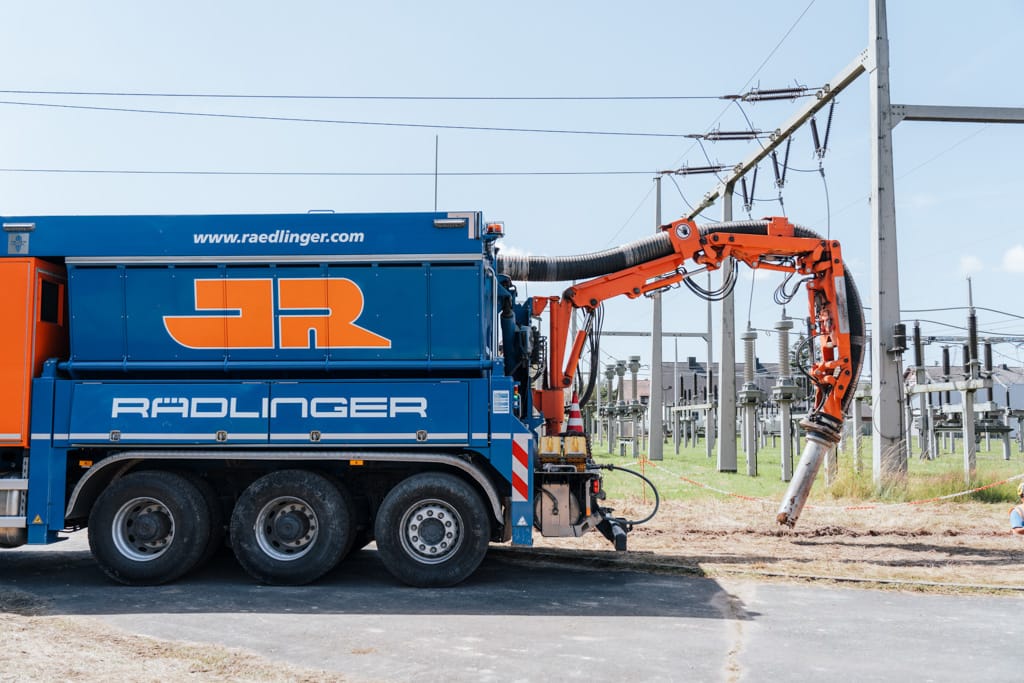 Der Saugbagger vor dem Umspannwerk in Schwarzenfeld