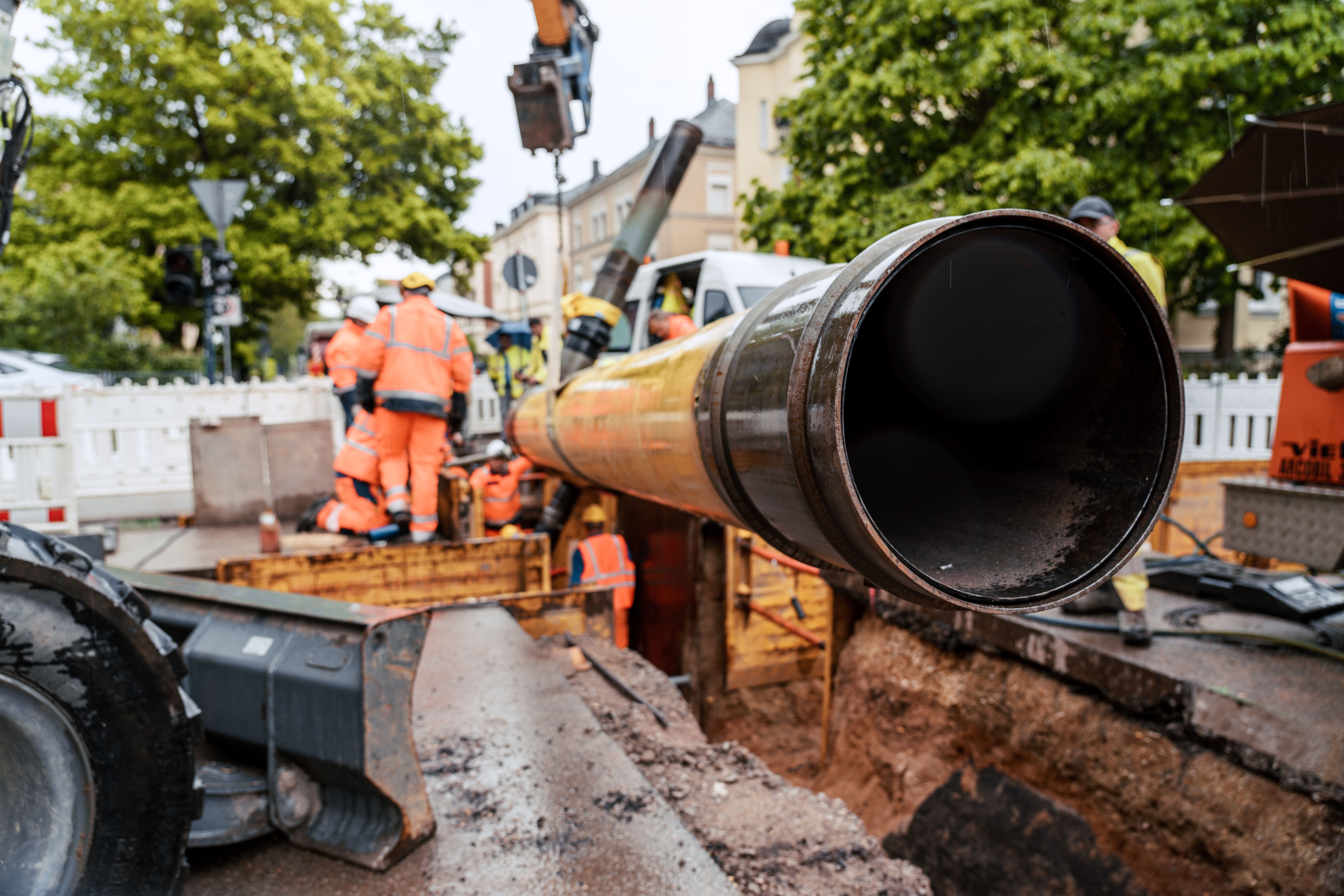Einhub des neuen Teilstücks der Gasleitung in Regensburg