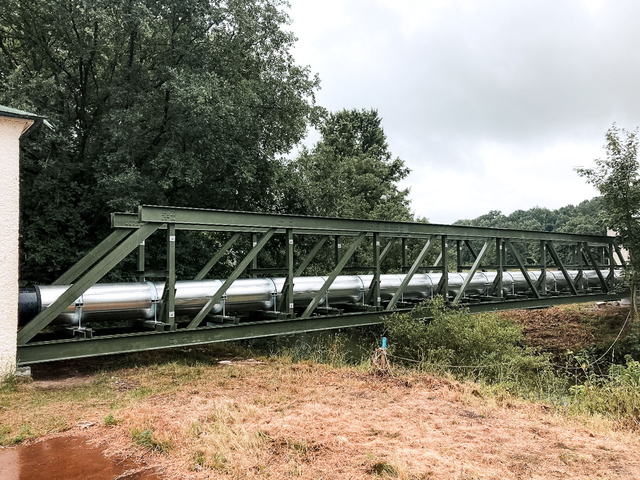 Wasserleitung, die auf einer Brücke verläuft