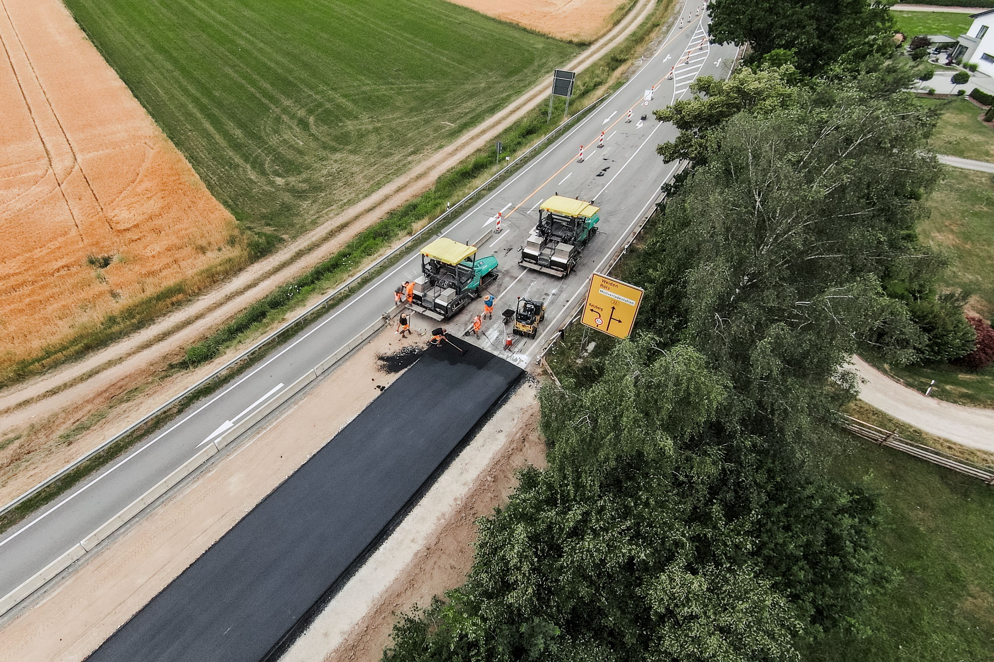 Asphaltierung der rechten Fahrspur an der B22