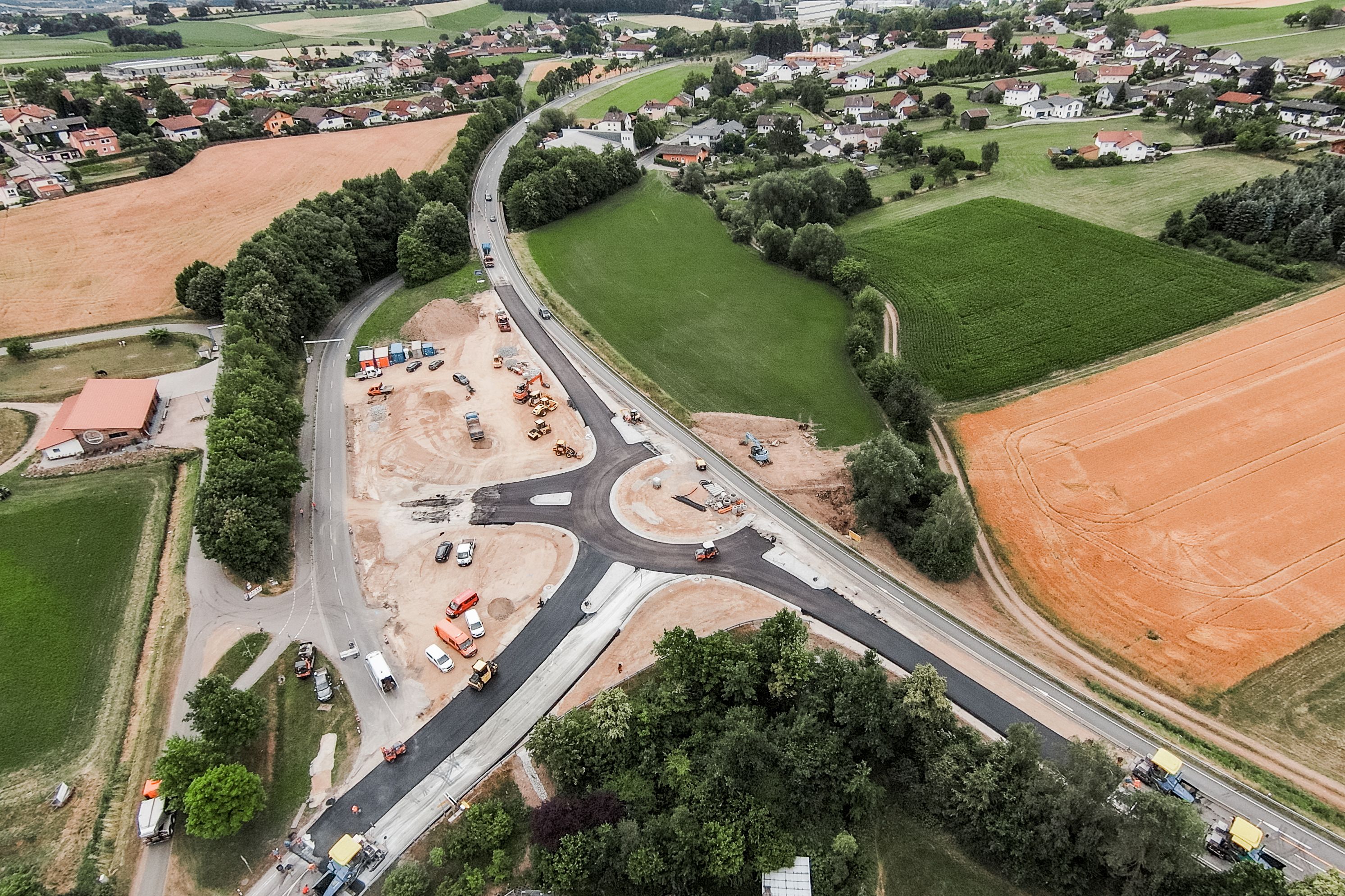 Luftaufnahme des neuen Kreisverkehrs. Im Hintergrund die Ortschaft Willmering