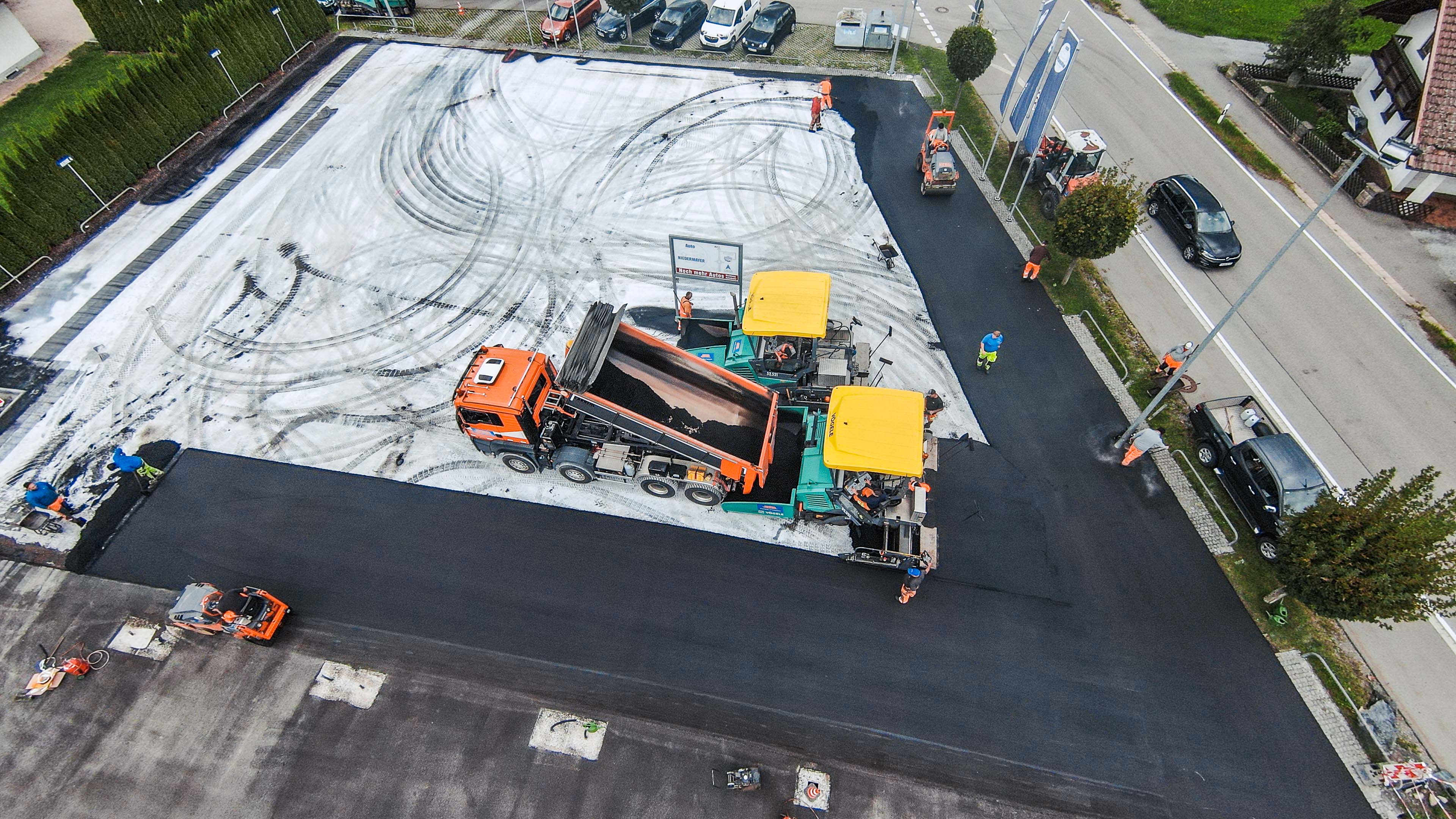 Zwei Asphaltfertiger bei der Sanierung der Asphaltflächen am Autohaus Niedermayer in Neukirchen bei Bogen