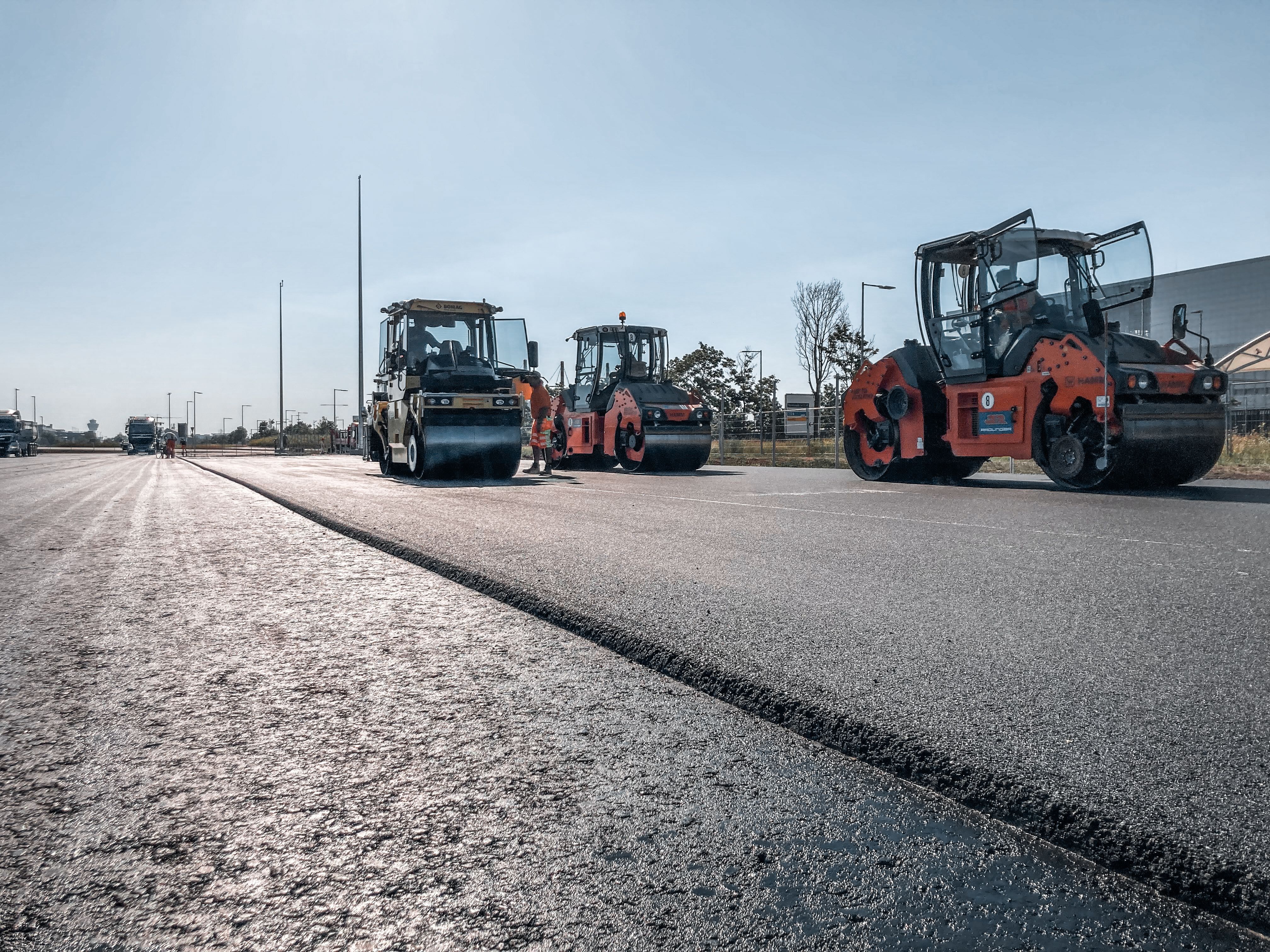 Teststrecke autonomes Fahren Flughafen München: Drei Walzen bei Asphaltierung