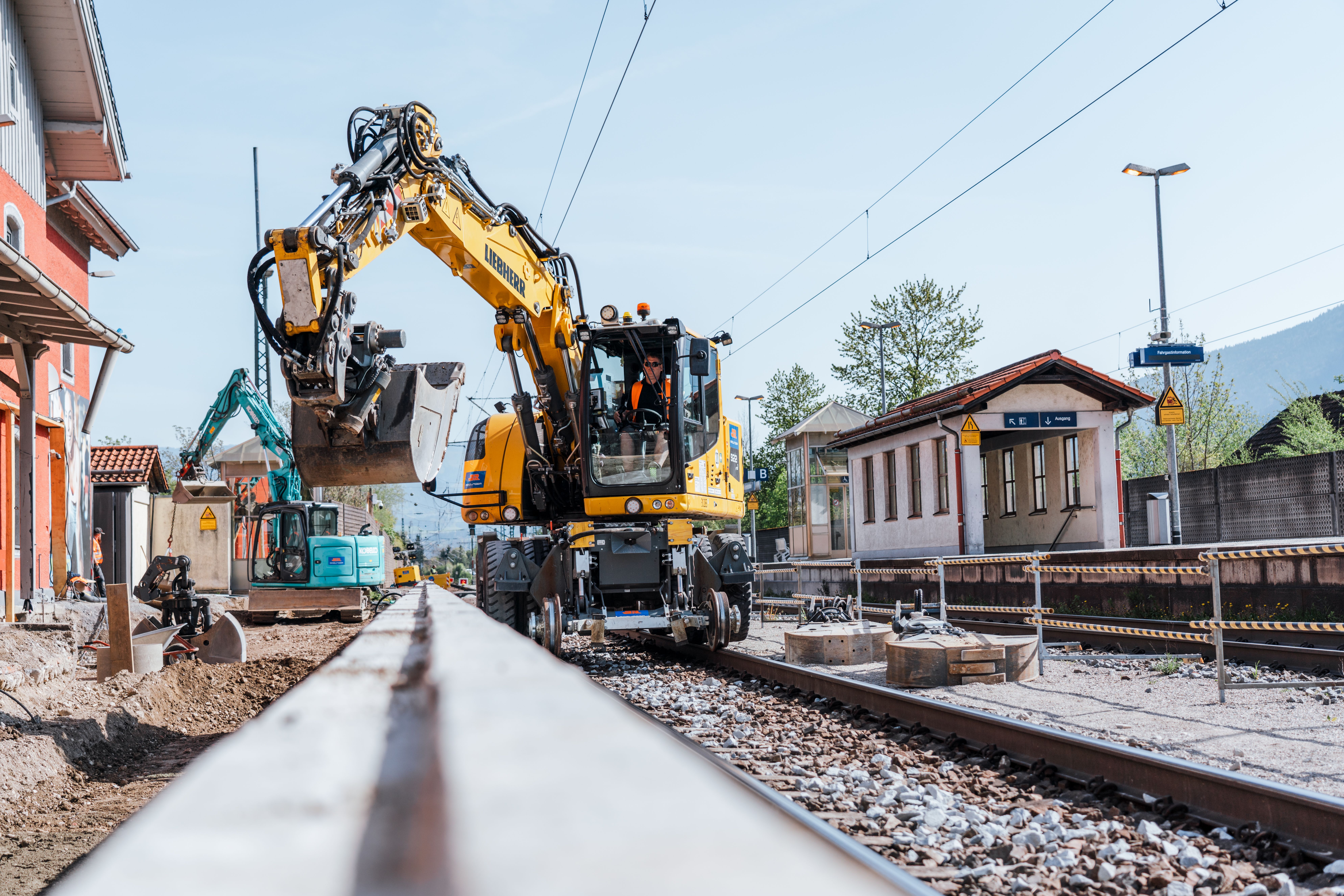 Zweiwegebagger beim Abbruch des neuen Bahnsteigs