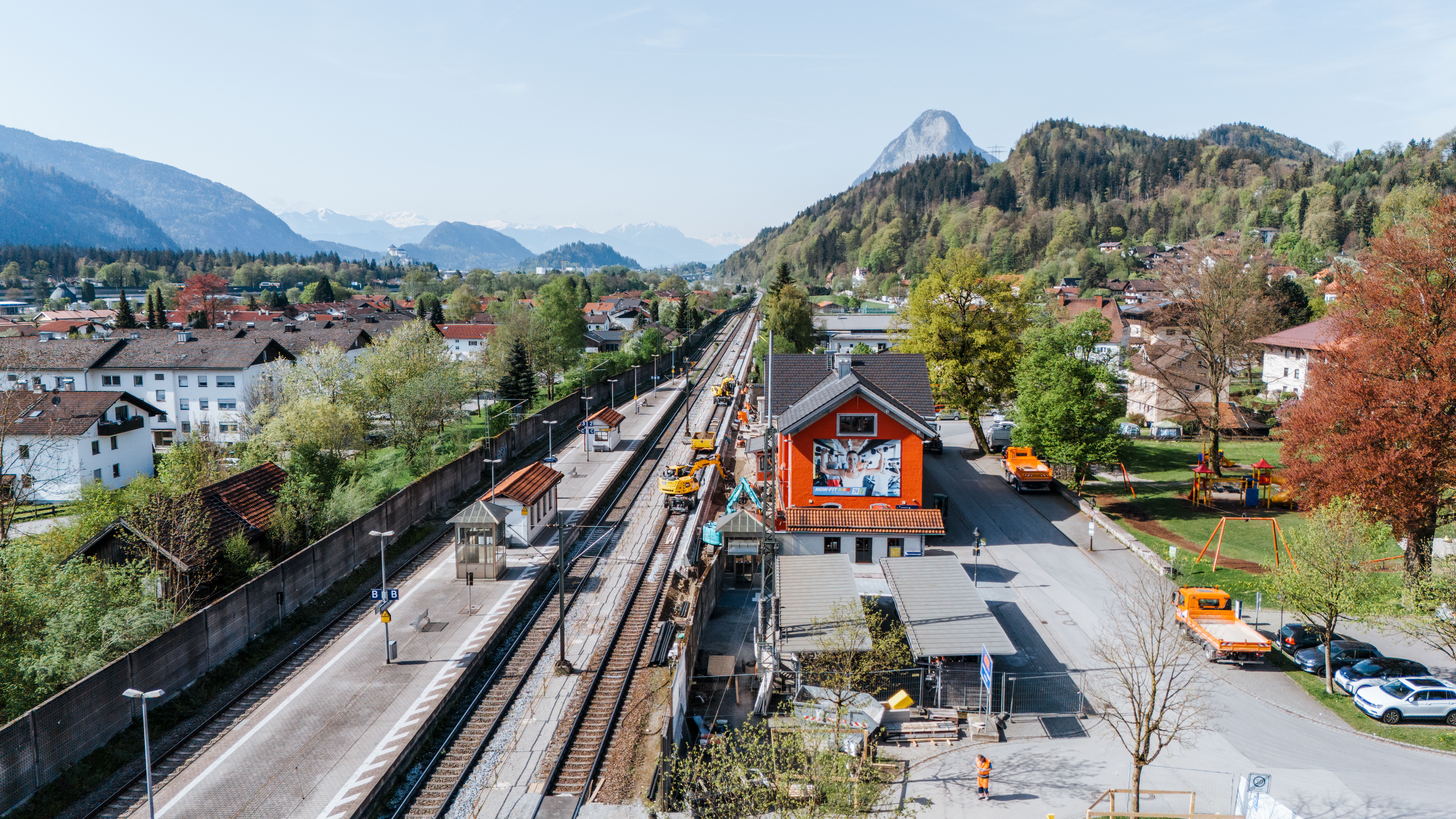Die komplette Bahnhofanlage mit der Stadt Kiefersfelden und den Bergen im Hintergrund