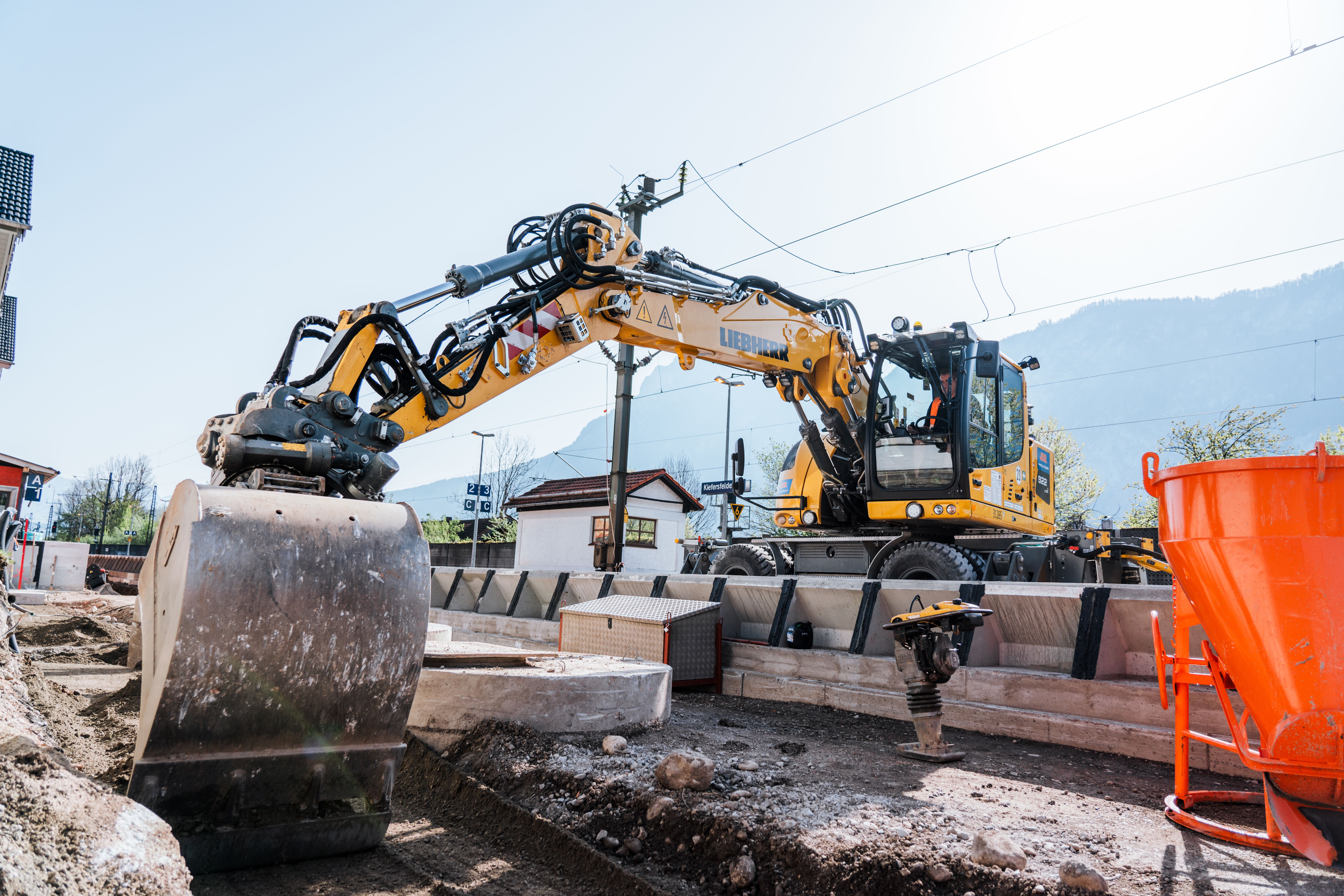 Zweiwegebagger beim Abbruch des neuen Bahnsteigs
