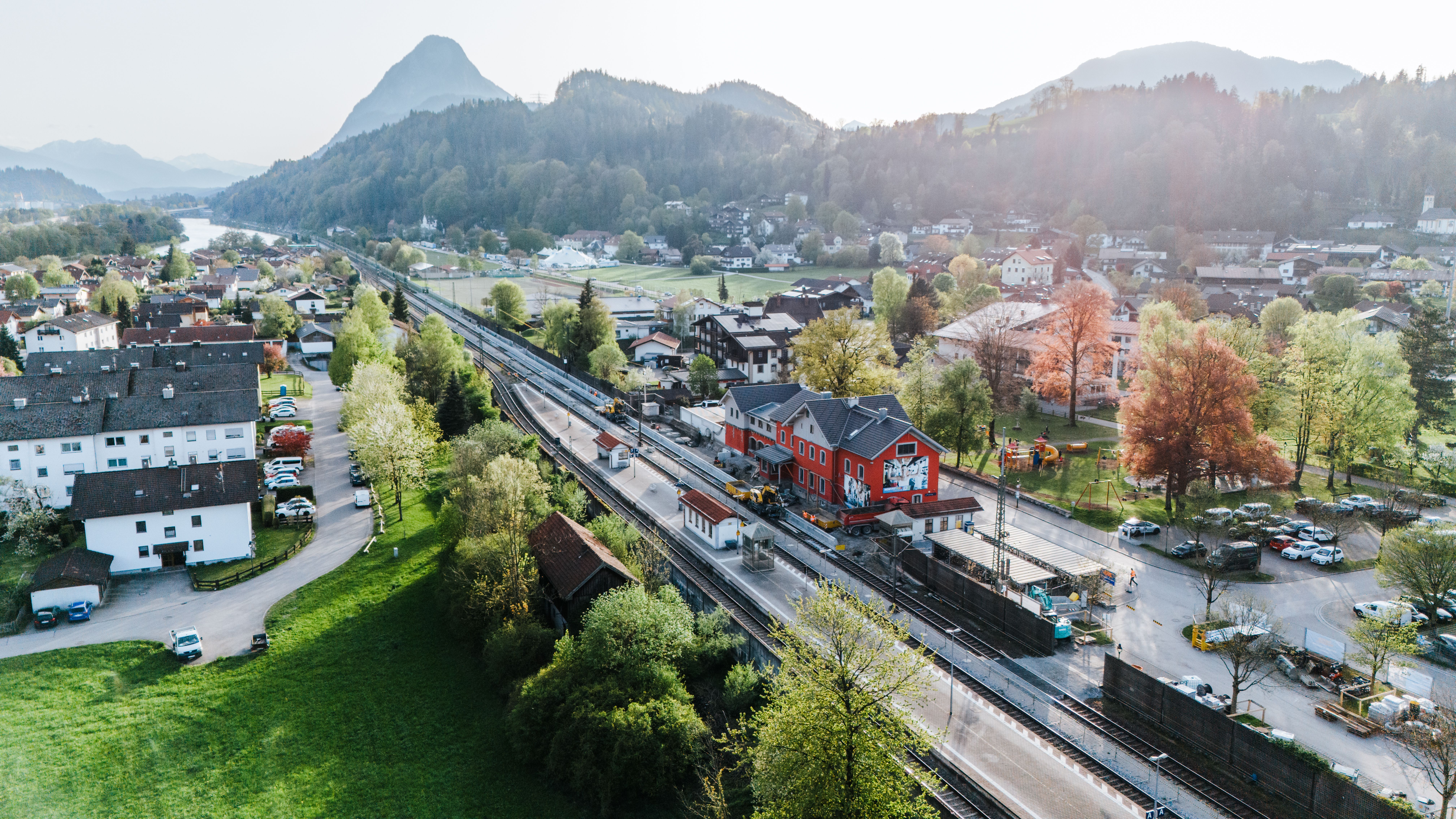 Der Bahnhof von Kiefersfelden aus der Vogelperspektive. Im Hintergrund das Voralpenland