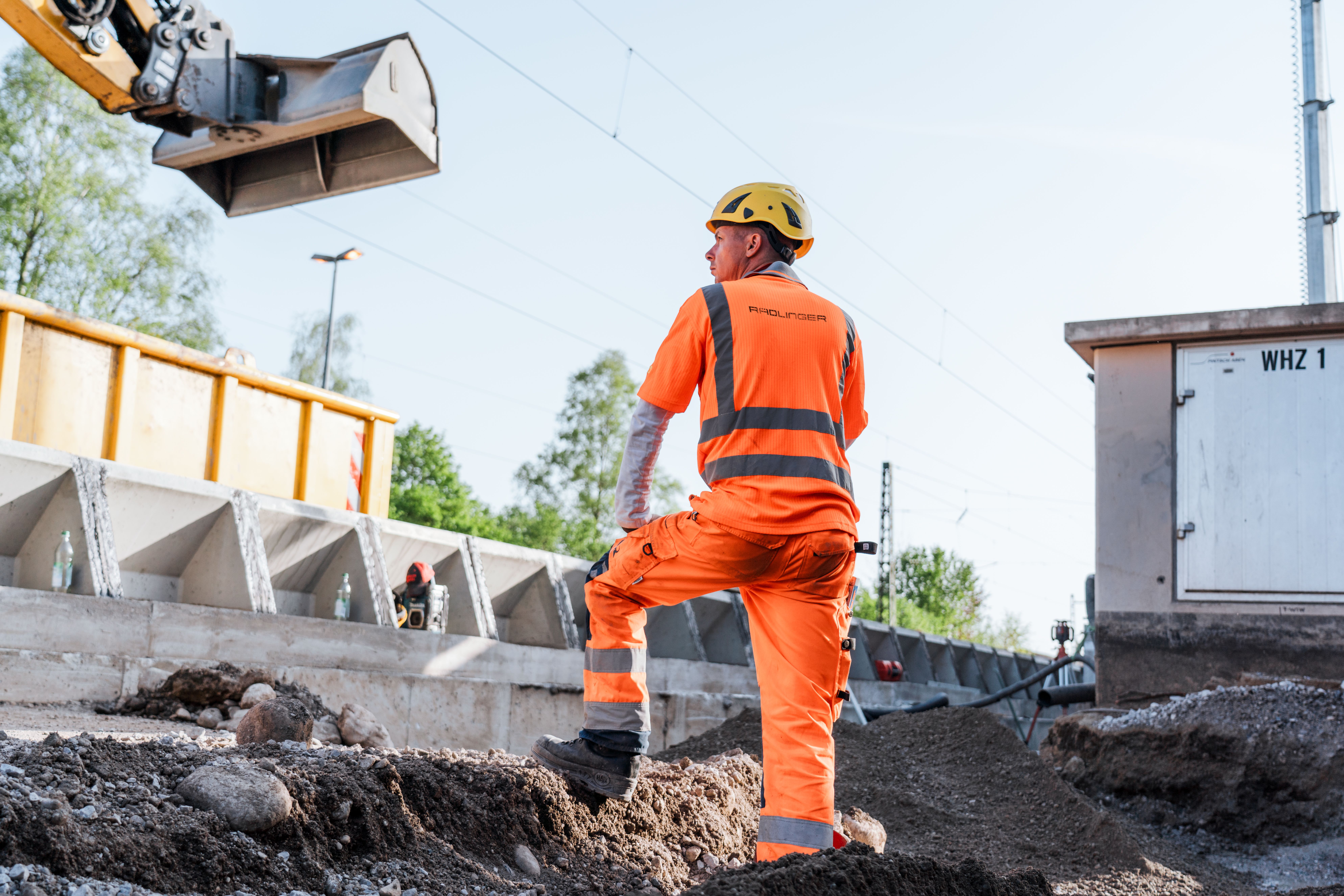 Ein JR Mitarbeiter kontrolliert die Arbeiten an den Gleisen.