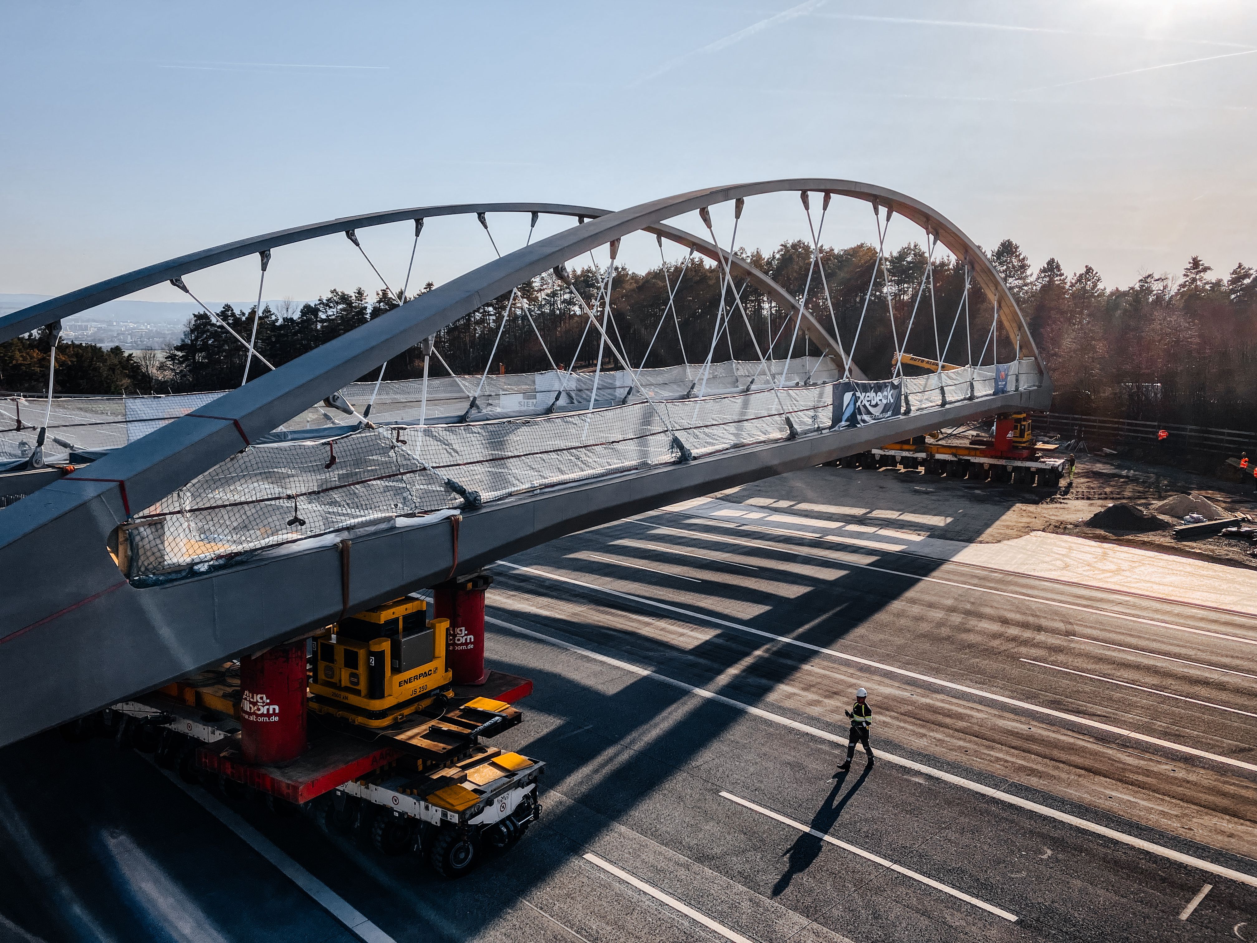 Neues Brückenbauwerk auf temporären Stützen über der A9