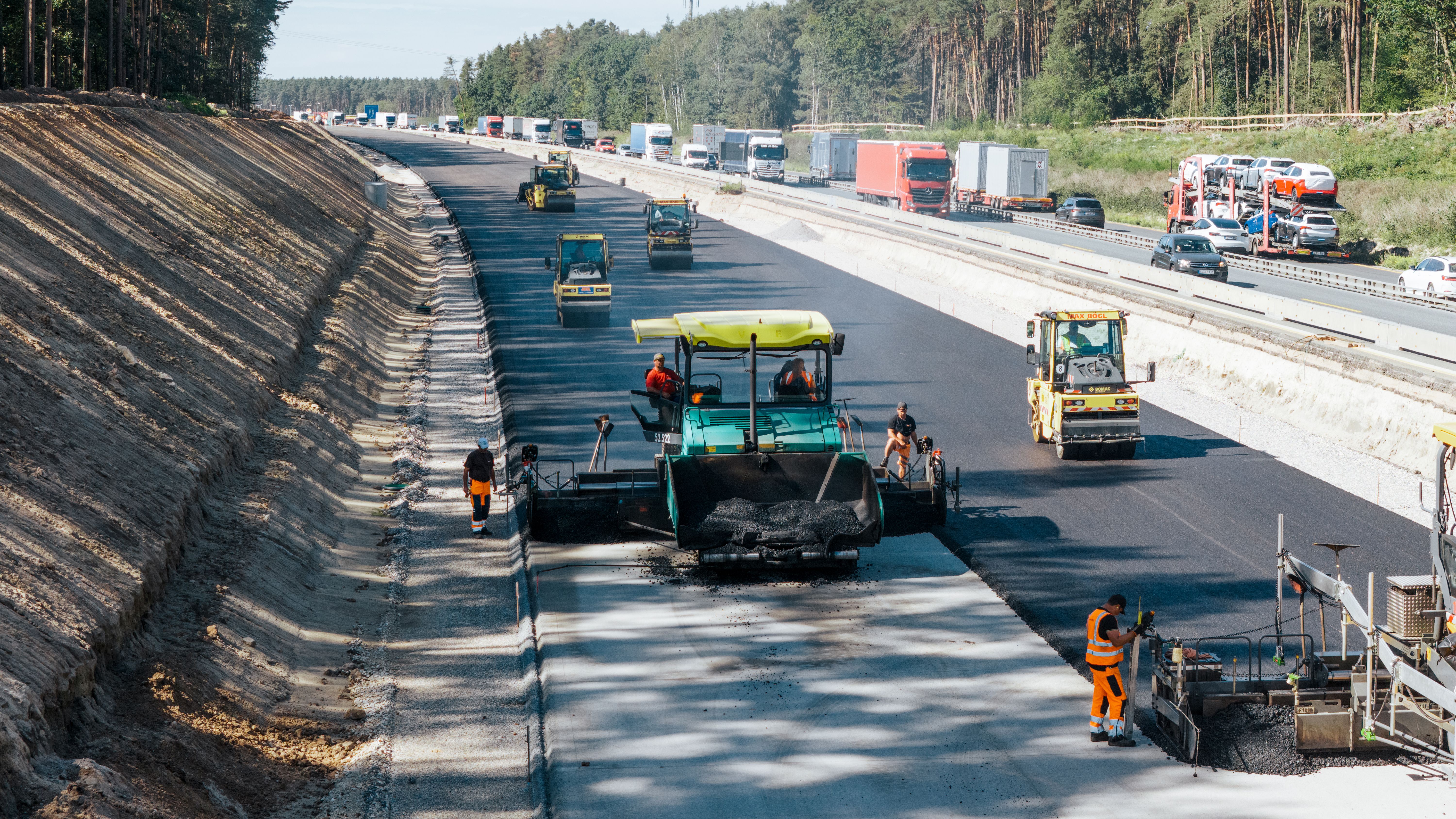 Baustelle auf der A6 bei Triebendorf: Asphaltierung der Fahrbahn