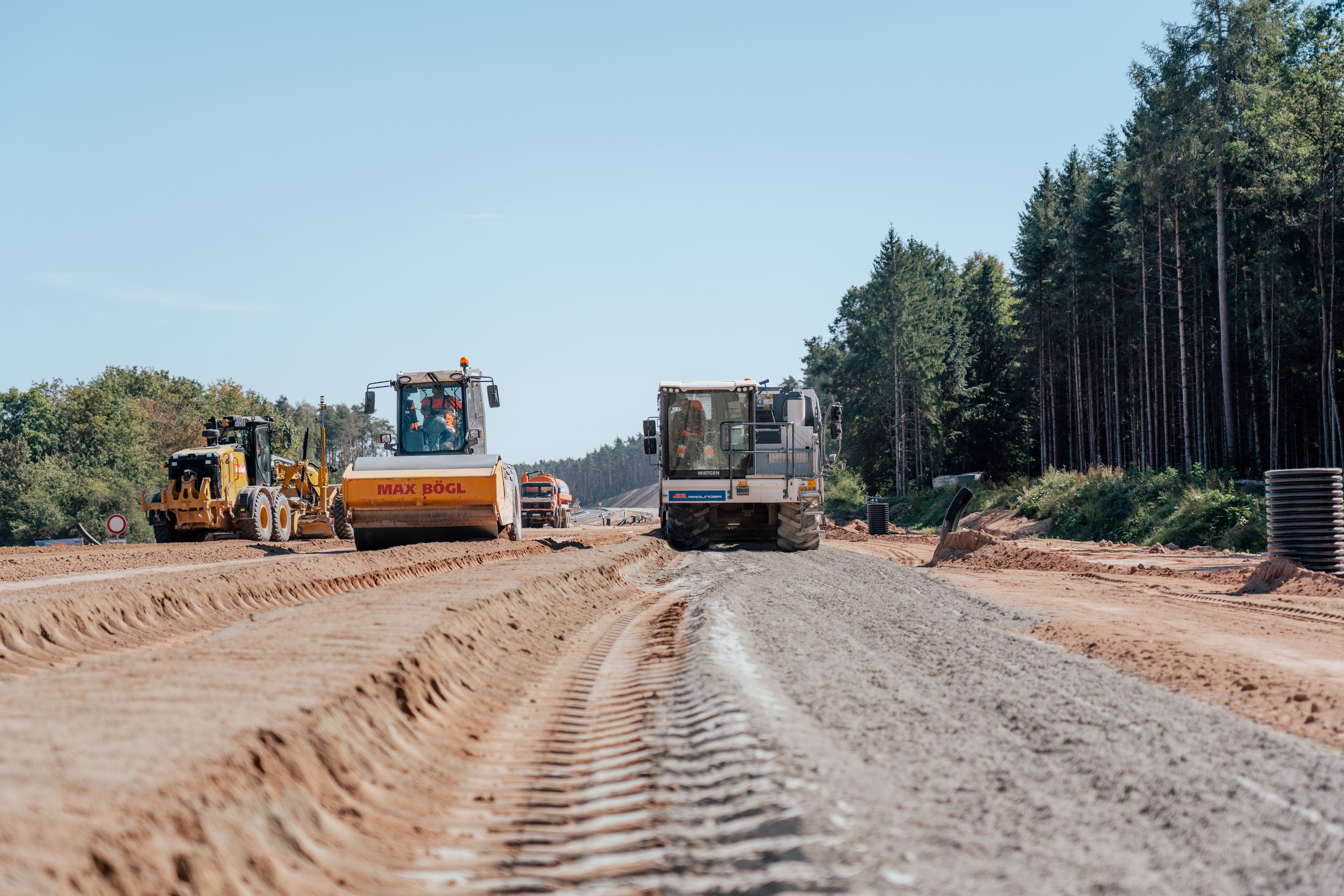 Baustelle auf der A6 bei Triebendorf: Baumaschinen bei Erdarbeiten