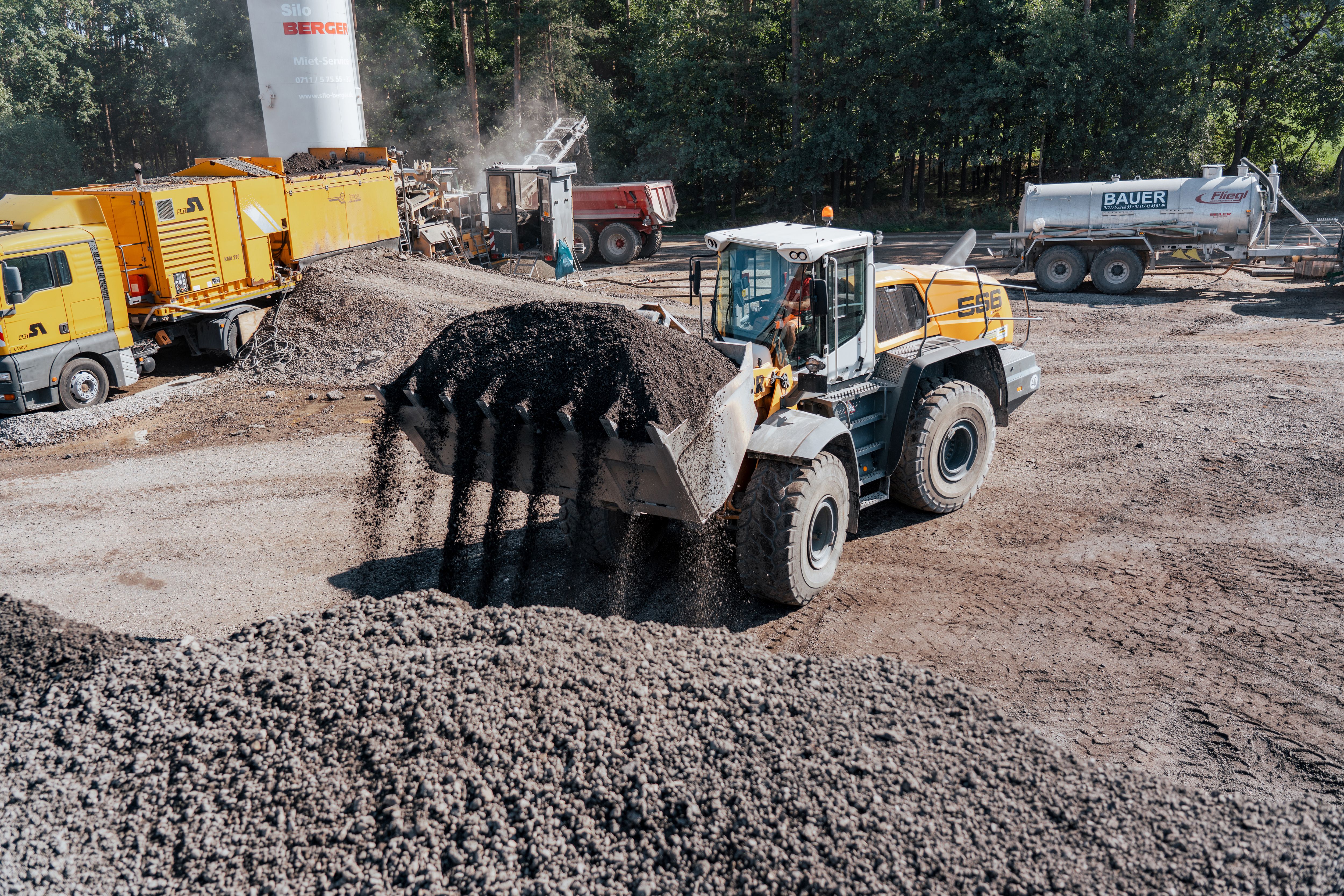 Baustelle auf der A6 bei Triebendorf: Radlader lädt recyceltes Asphaltfräsgut auf