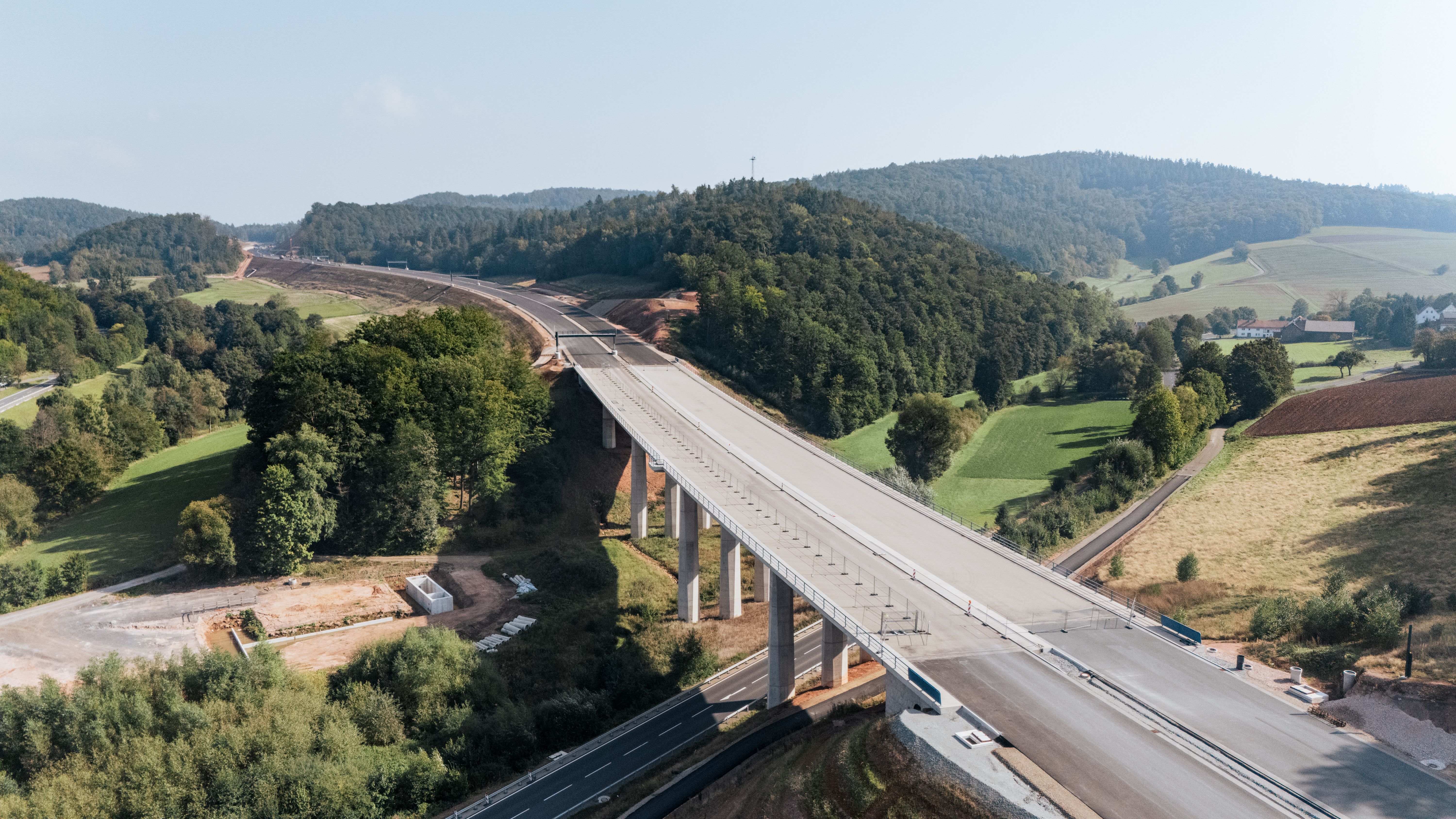 Neubau der A44 bei Wommen: Luftaufnahme von der neuen Autobahn, die über eine Brücke verlauft