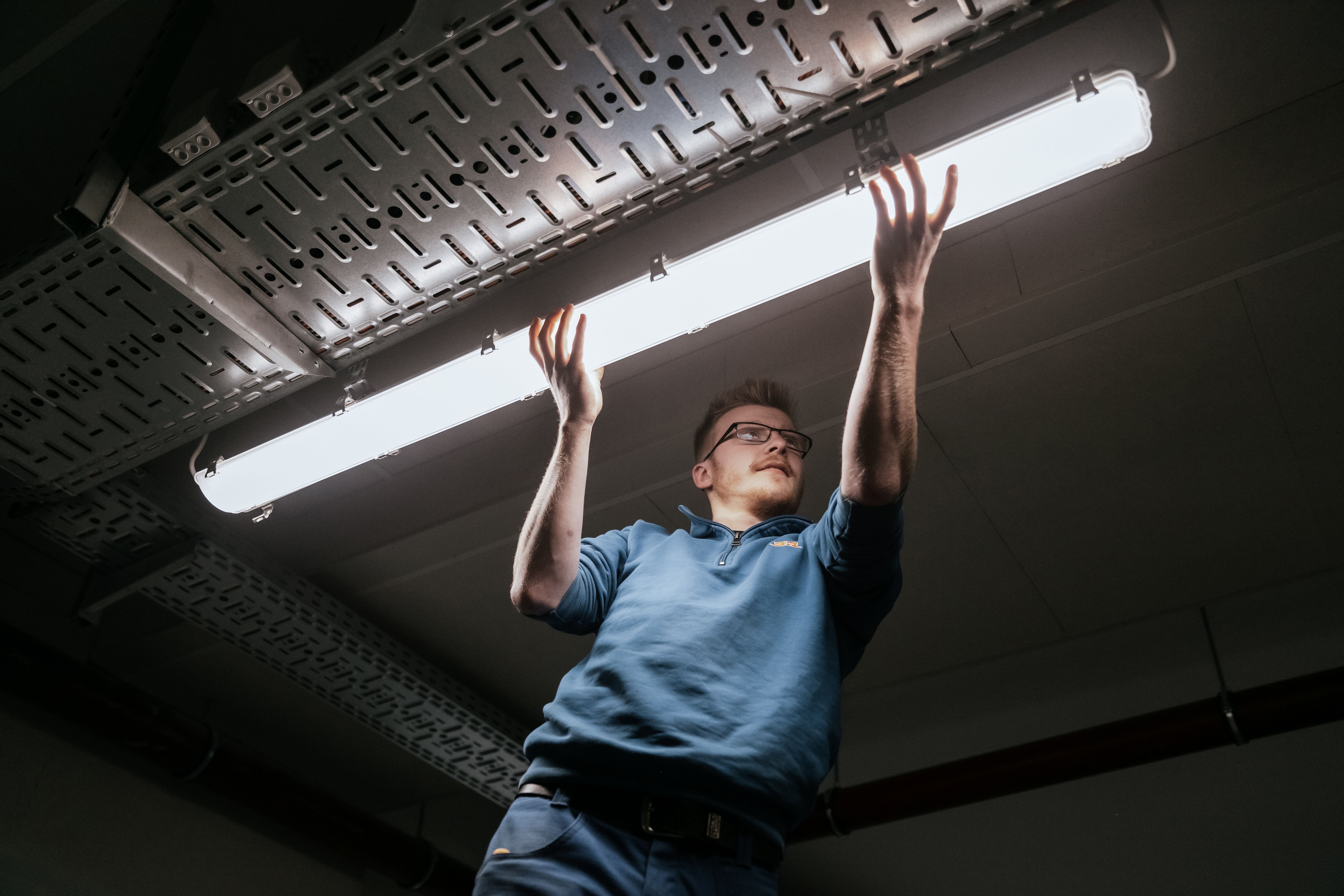 Rädlinger Elektrotechnik: Mitarbeiter bei der Montage einer Deckenleuchte