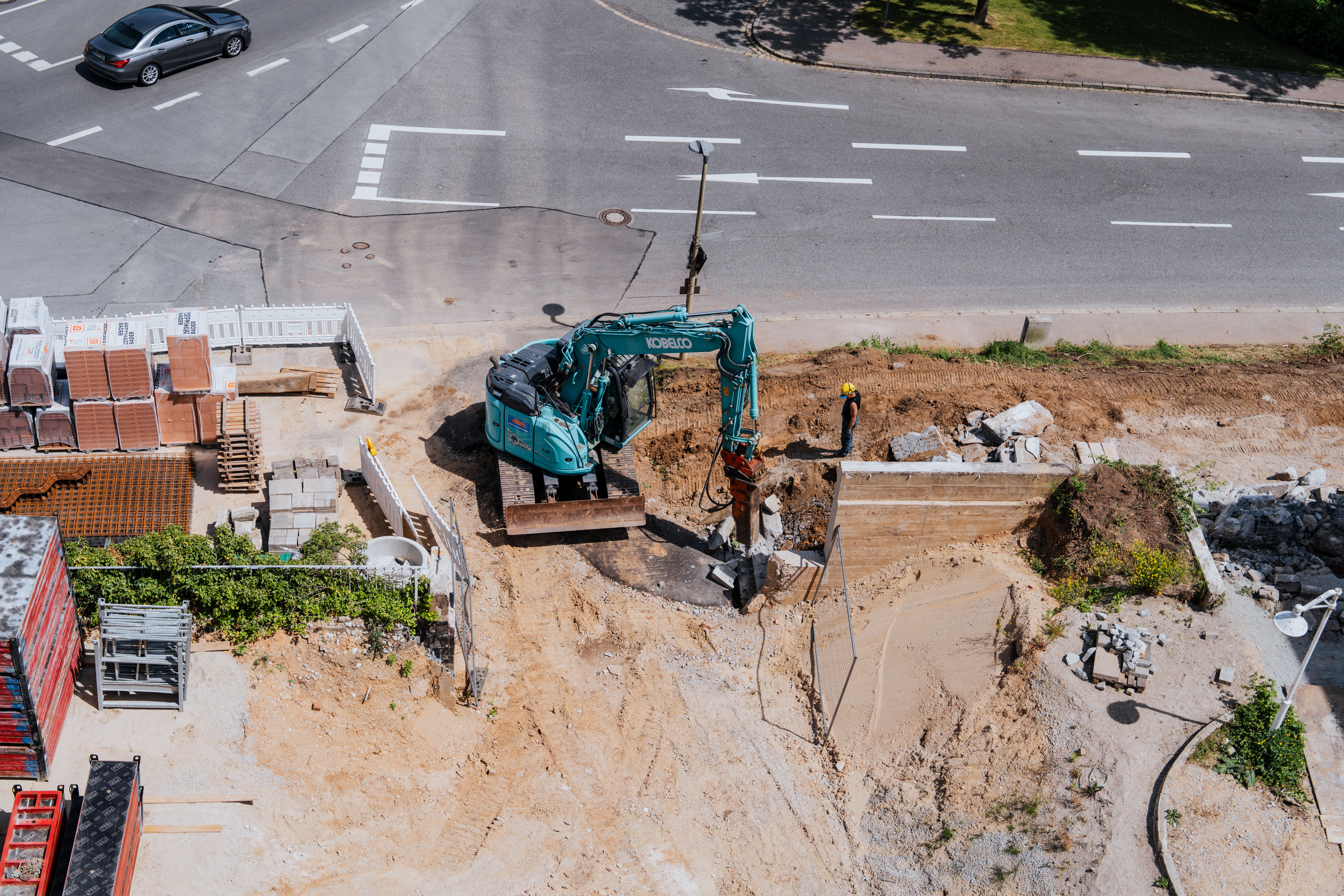 Drohnenaufnahme eines Bagger im Einsatz auf einer unserer Baustellen