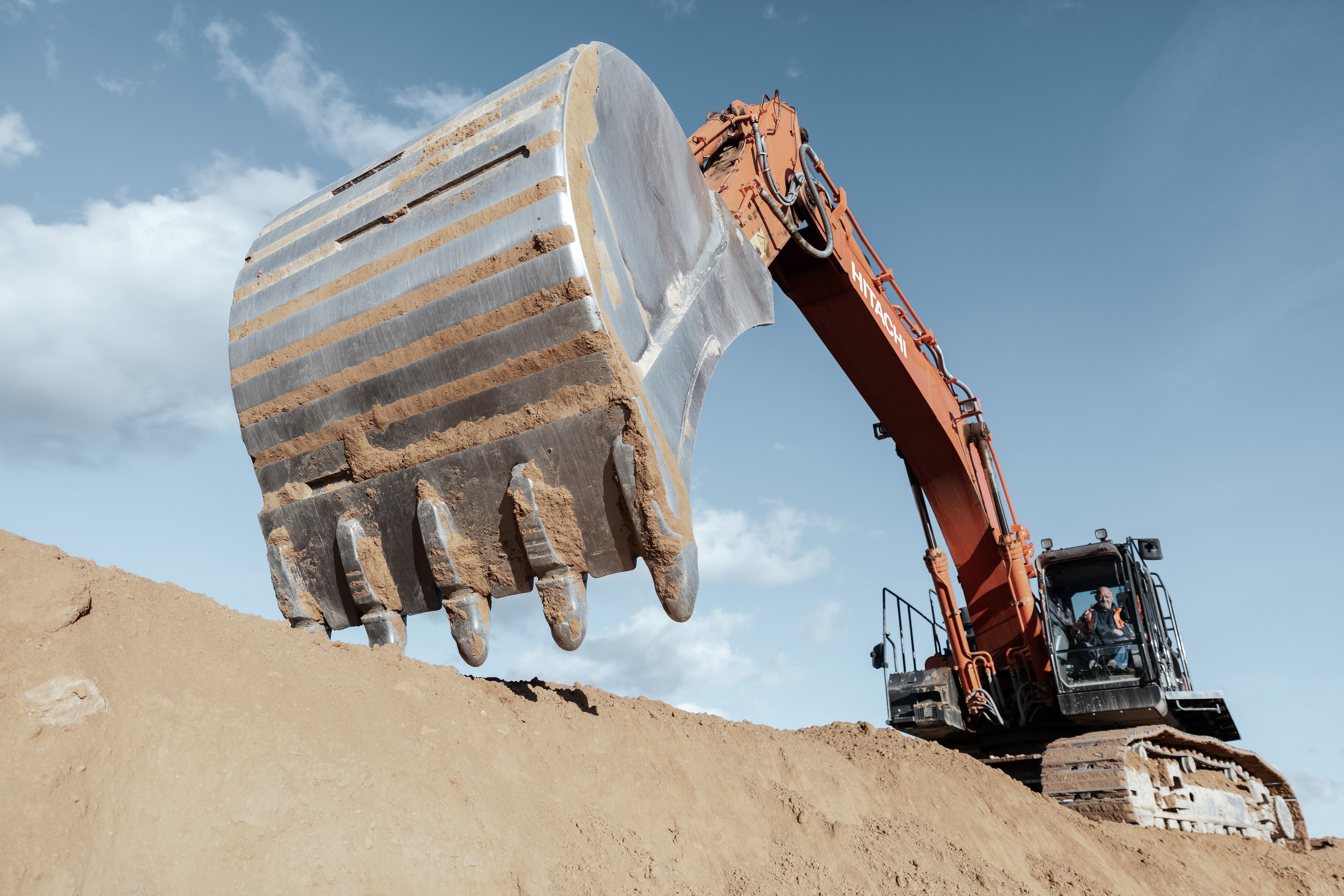 Bagger auf einer Erdbaustelle der Josef Rädlinger Unternehmensgruppe