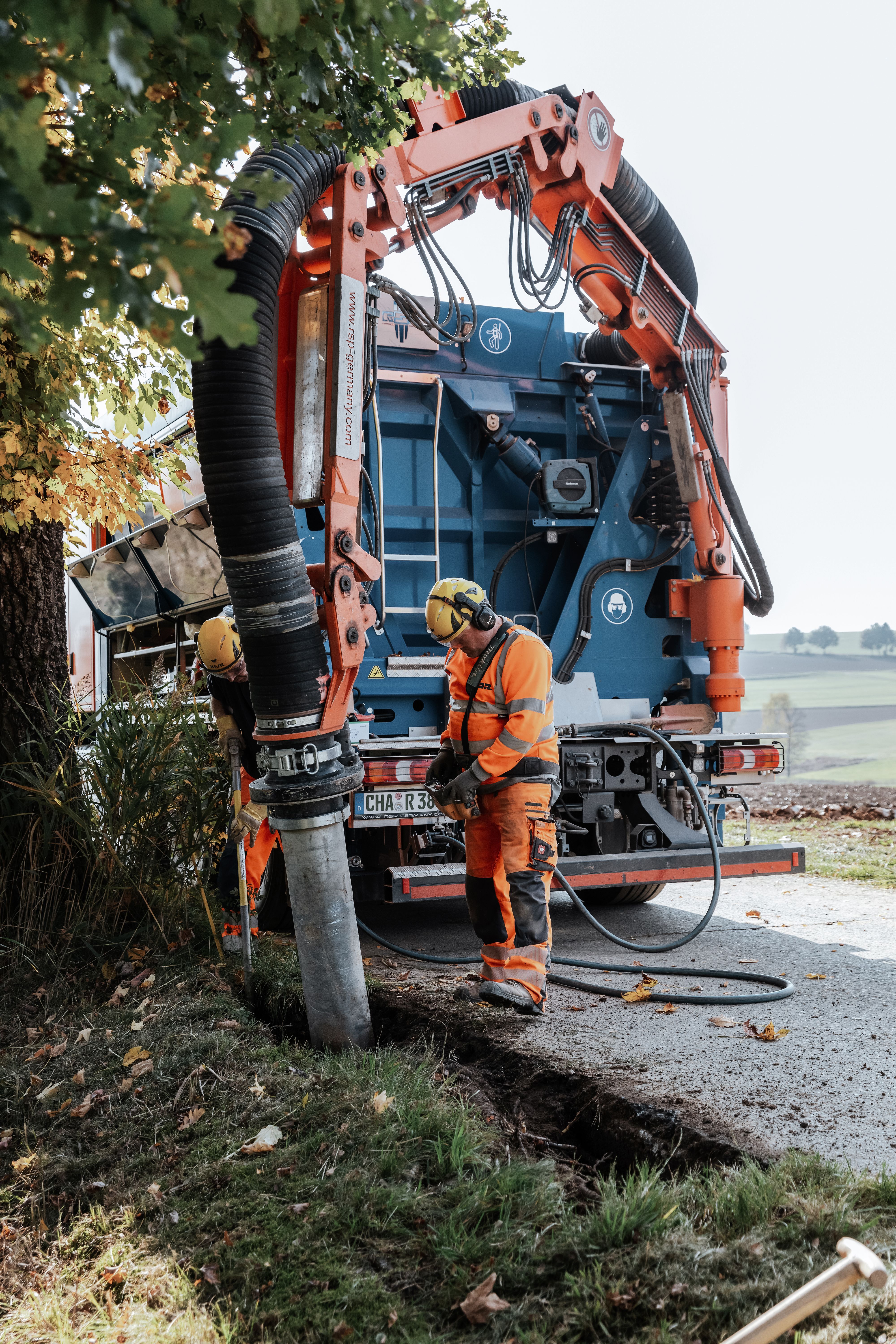 Saugbagger saugt Graben aus