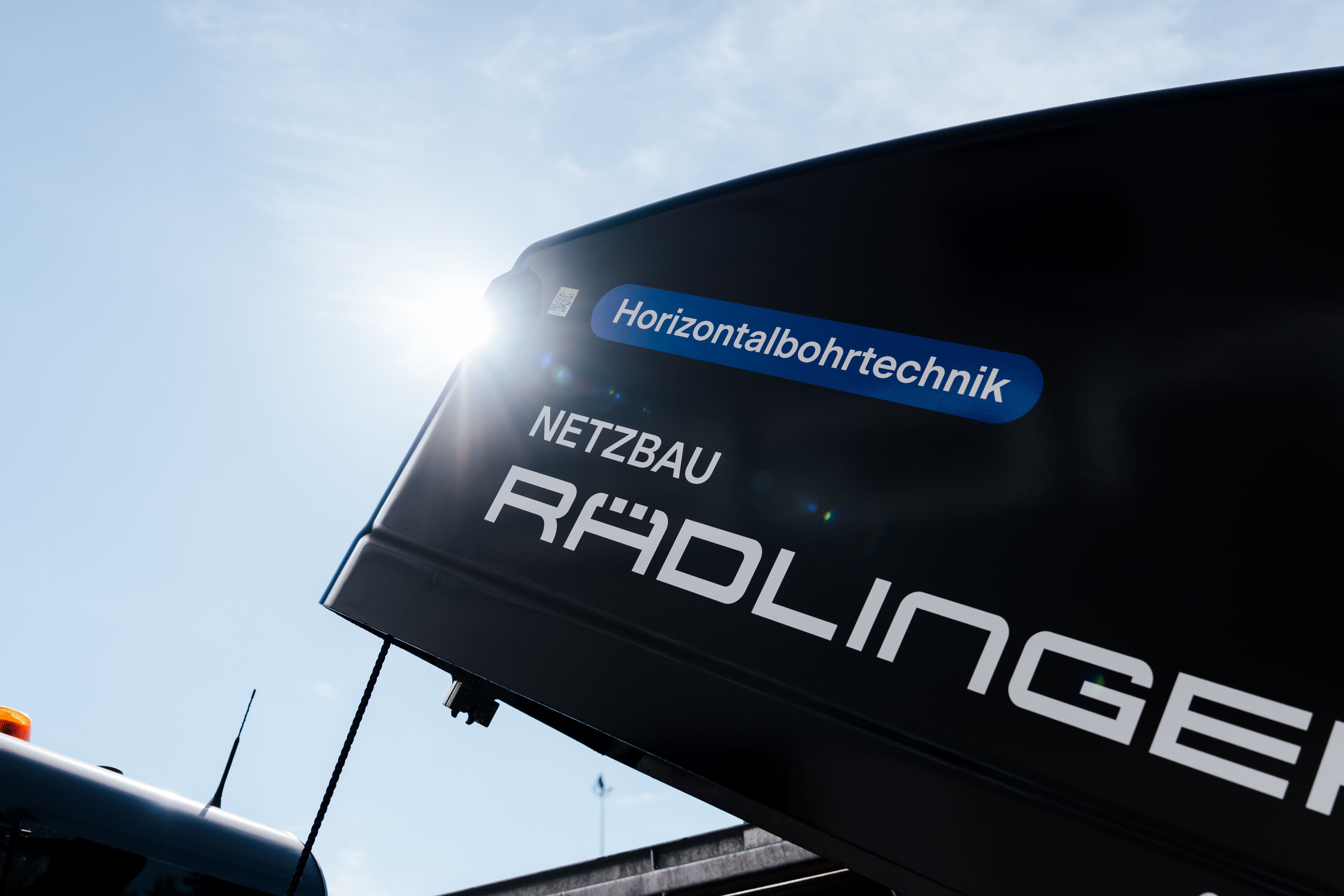 Detailaufnahme der Spülbohranlage von Tracto mit Aufschrift Horizontalbohrtechnik Netzbau Rädlinger