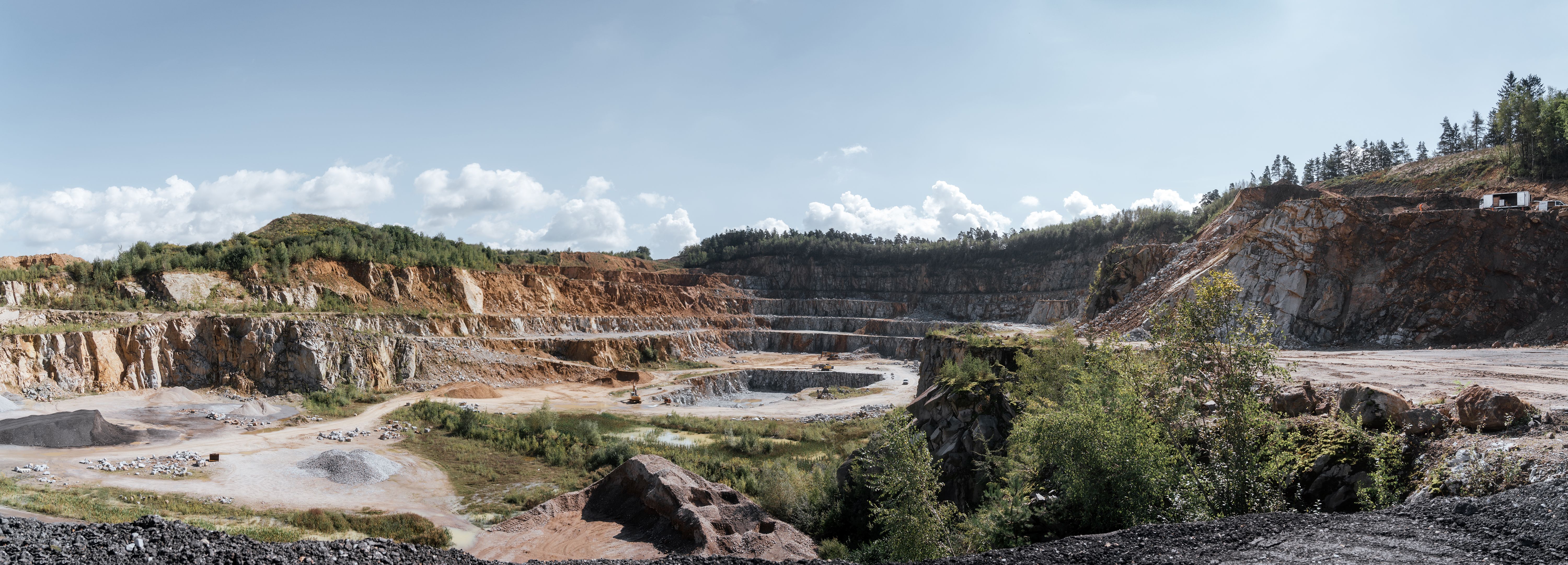 Panoramaaufnahme des hauseigenen Steinbruchs Blauberg der Josef Rädlinger Unternehmensgruppe in Runding