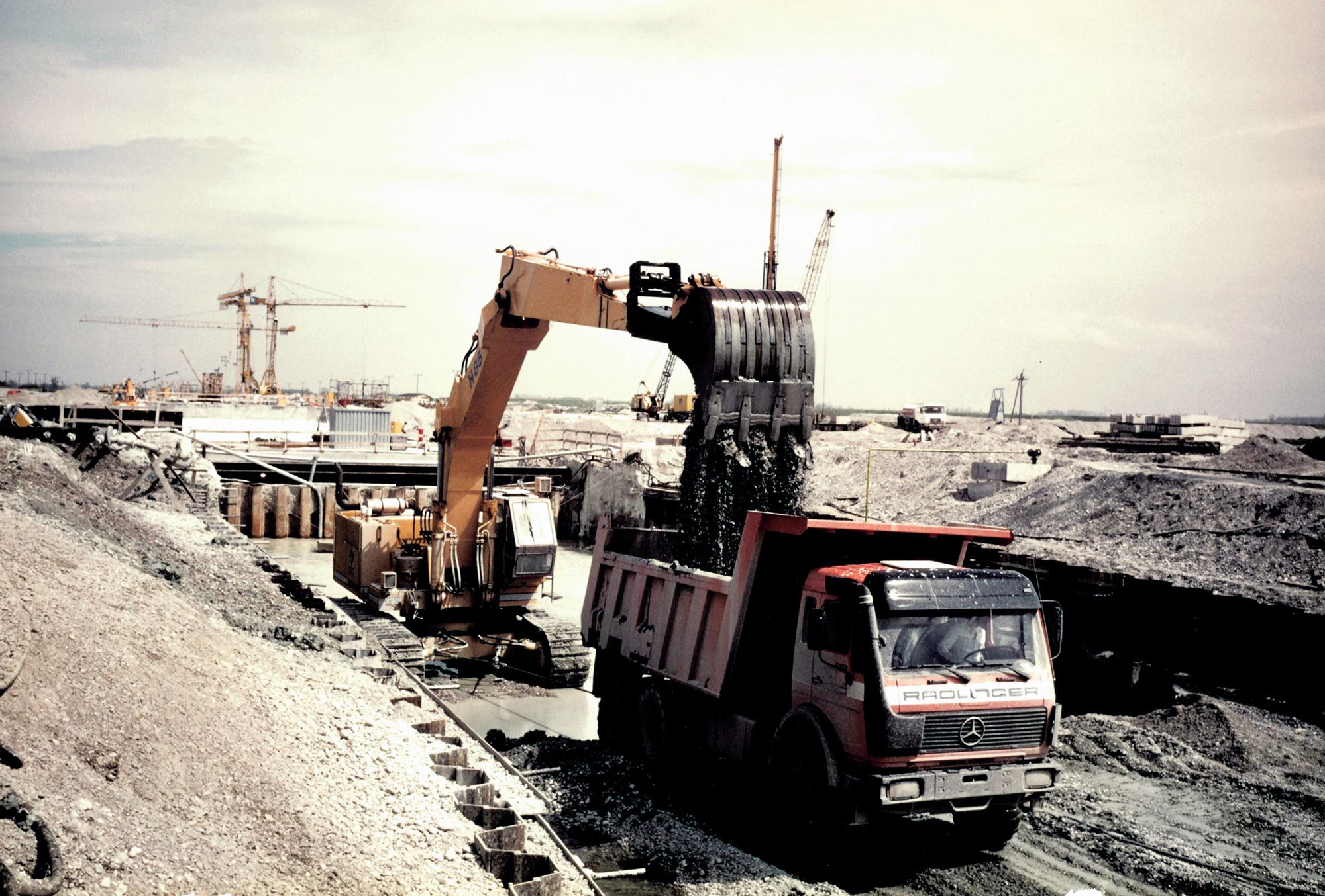 Geschichte der Josef Rädlinger Unternehmensgruppe: Erdbau in den 1970er Jahren, Bagger lädt abgetragene Erde auf LKW