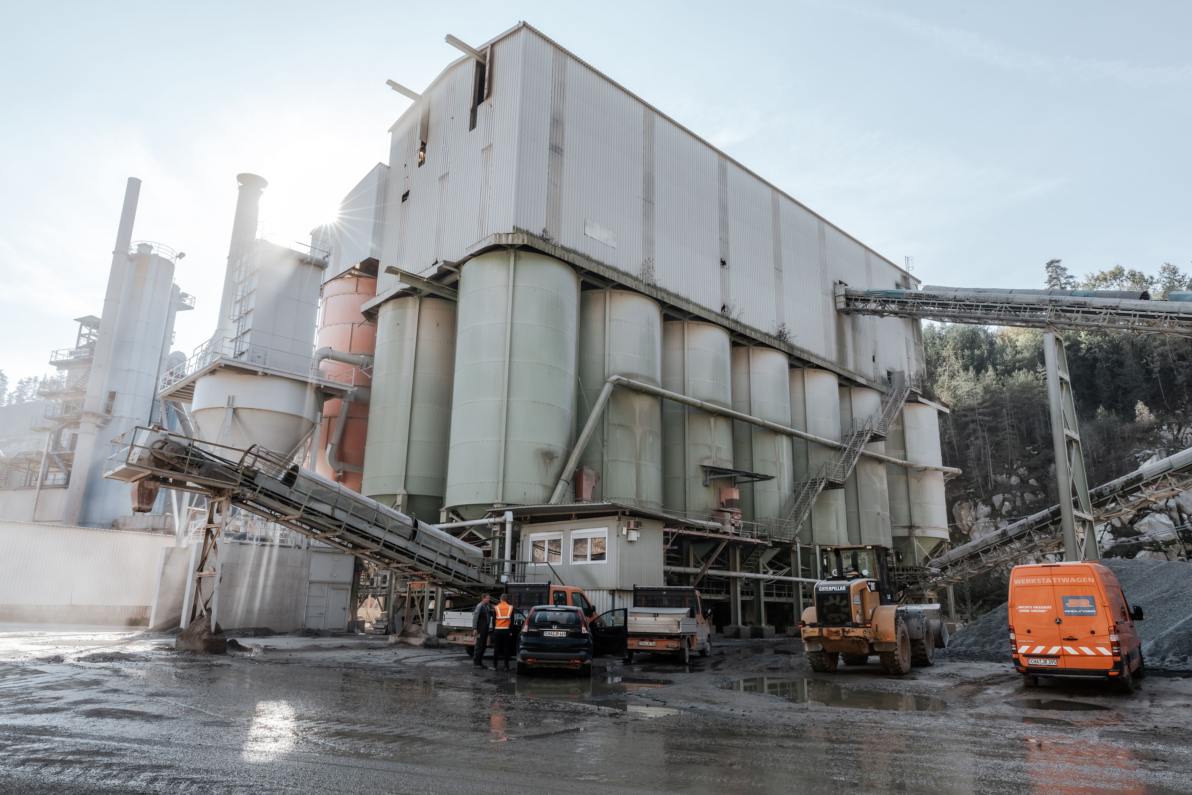 Asphaltmischwerk des Josef Rädlinger Unternehmensgruppe im Steinbruch Blauberg in Runding