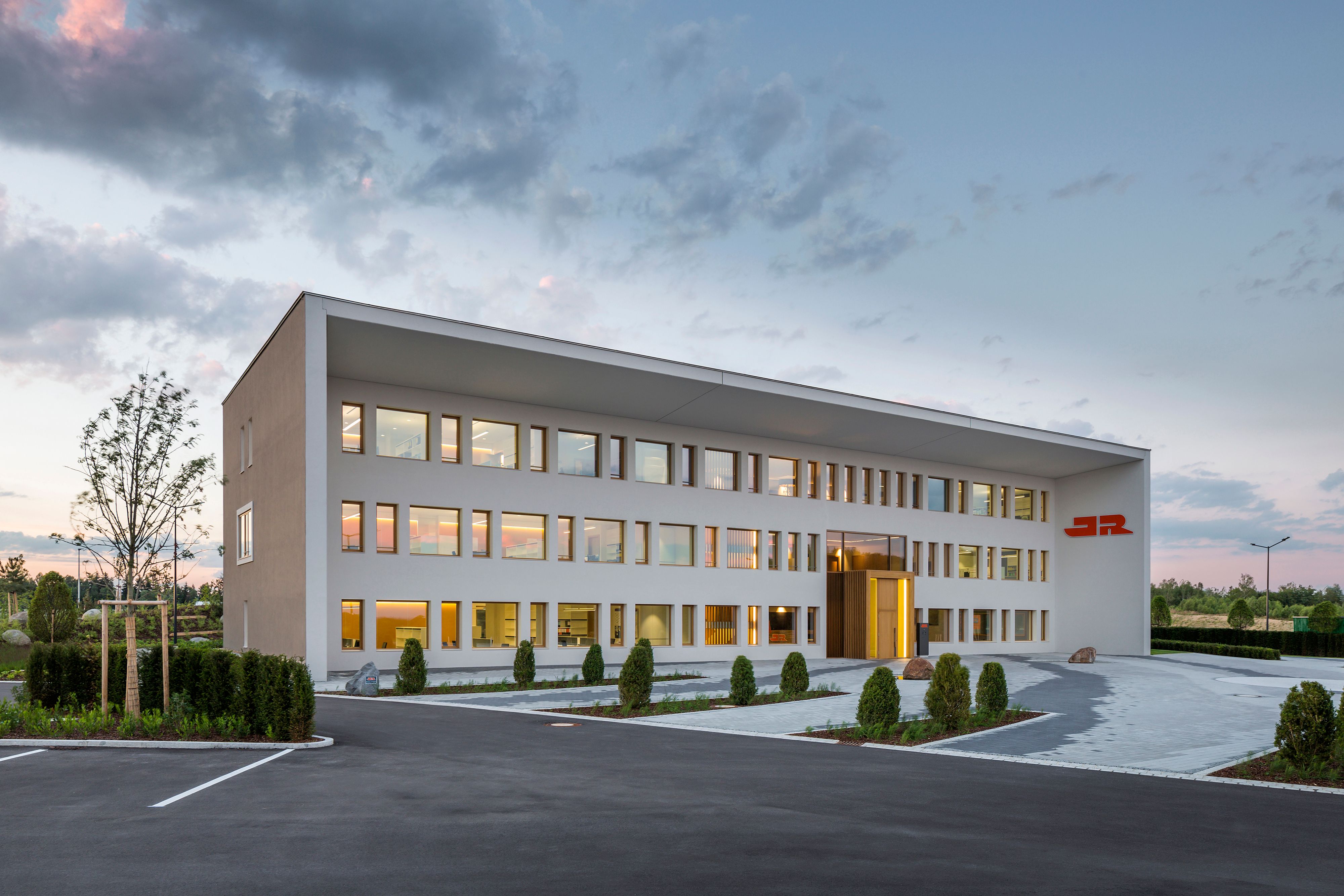 Verwaltungsgebäude des Josef Rädlinger Ingenieurbaus in Windorf von außen