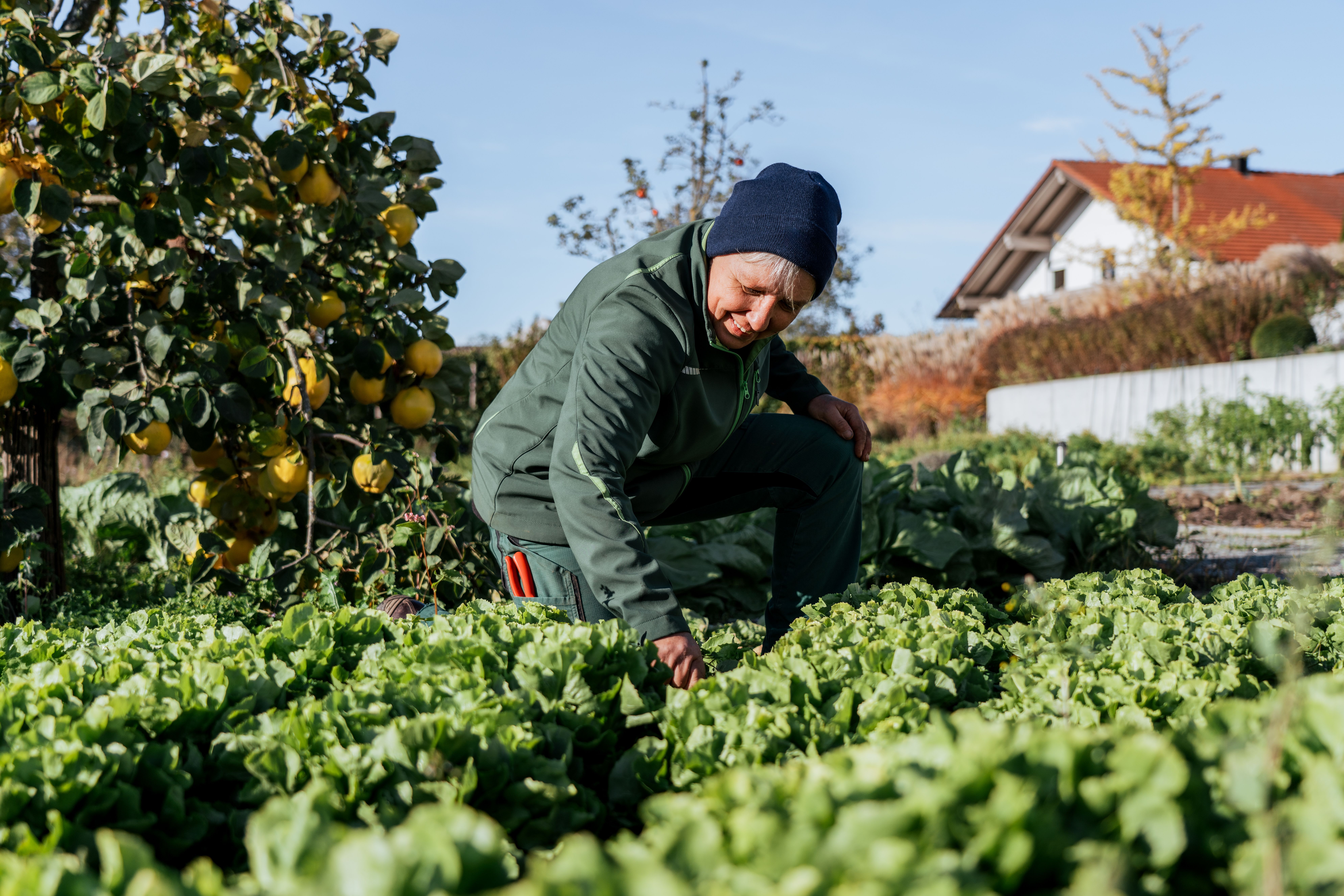 Gärtnerin im Klostergarten beim Unkraut jäten